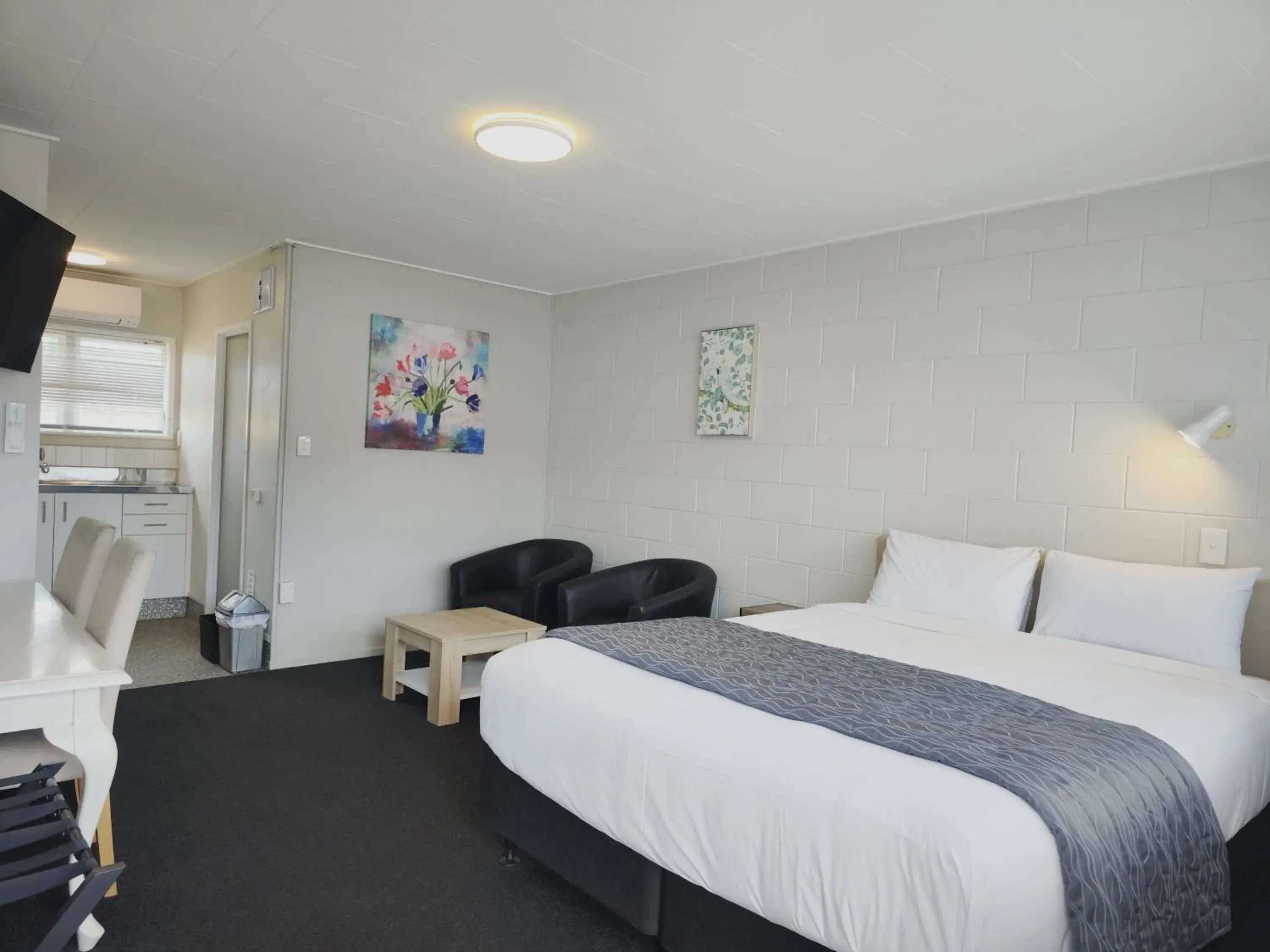 Downstairs King Studio in Continental Motel Downstairs King Studio in Continental Motel