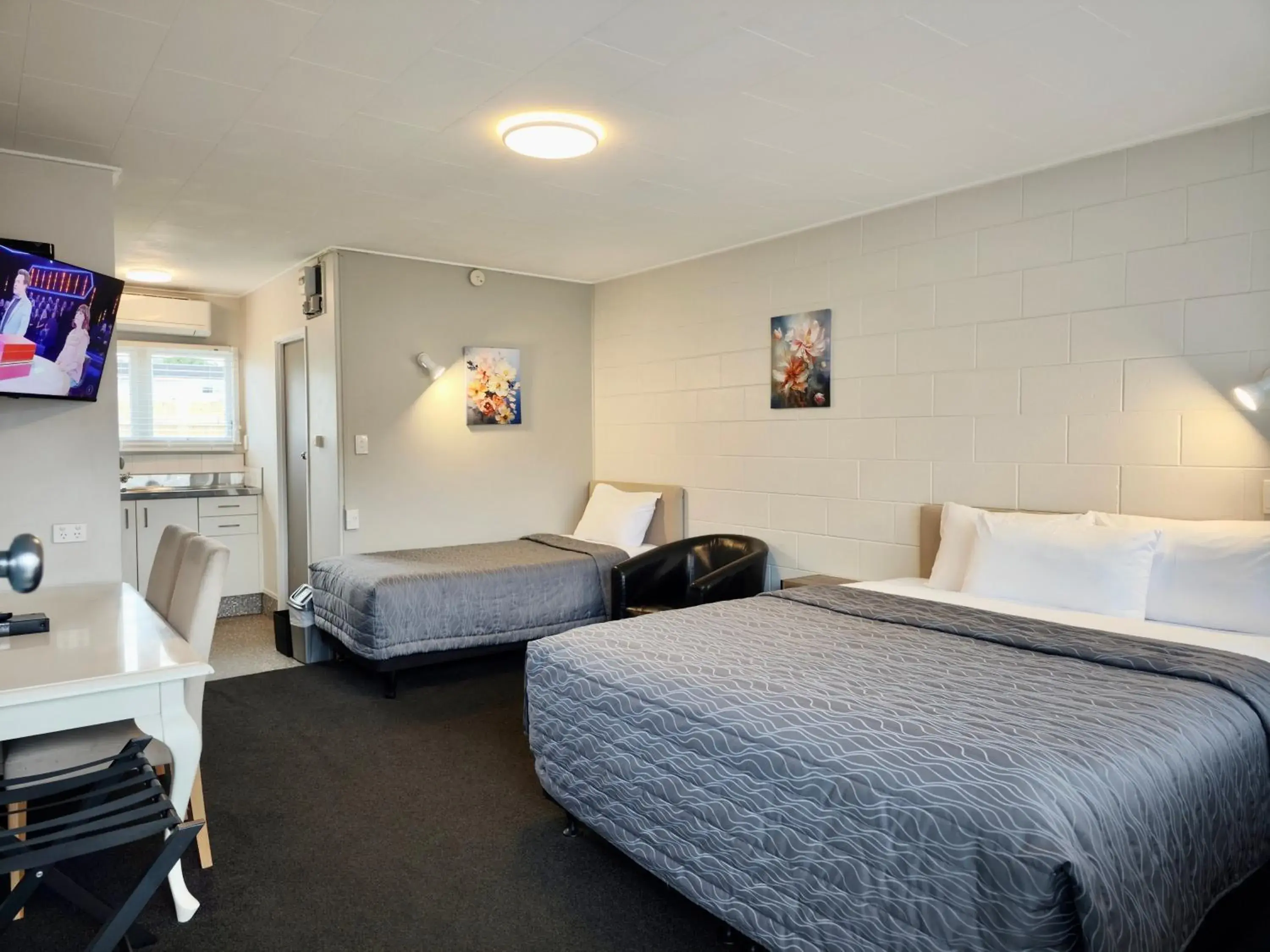 Downstairs Deluxe Twin Studio in Continental Motel Downstairs Deluxe Twin Studio in Continental Motel