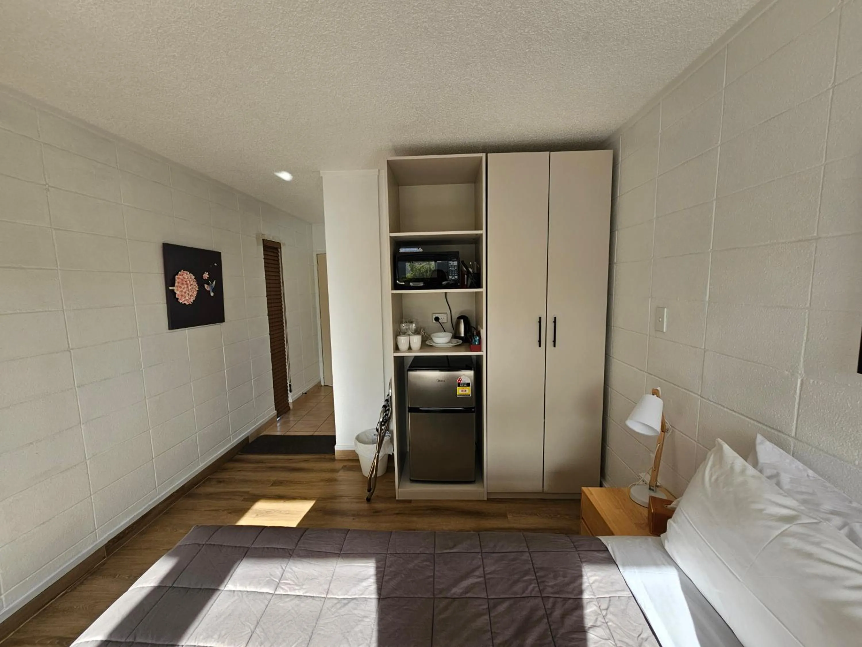 Kitchen or kitchenette, Bed in Tui Oaks Motel