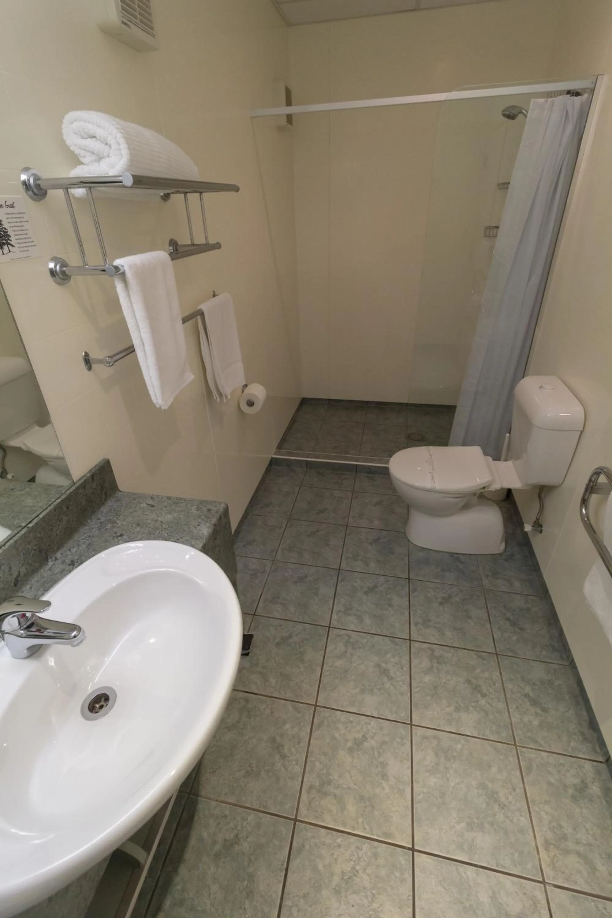 Bathroom in Bay of Islands Gateway Motel & Apartments