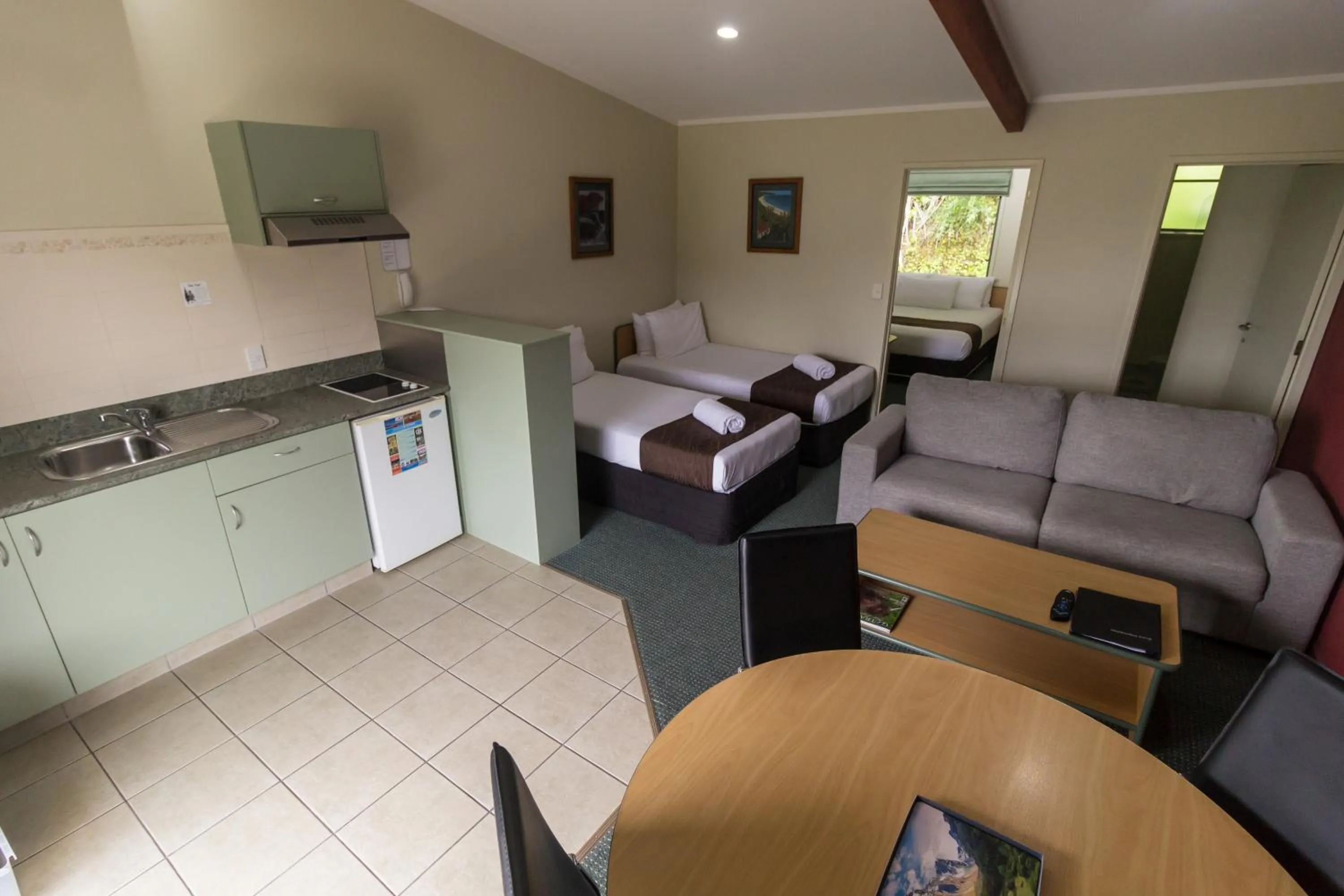 Kitchen or kitchenette in Bay of Islands Gateway Motel & Apartments