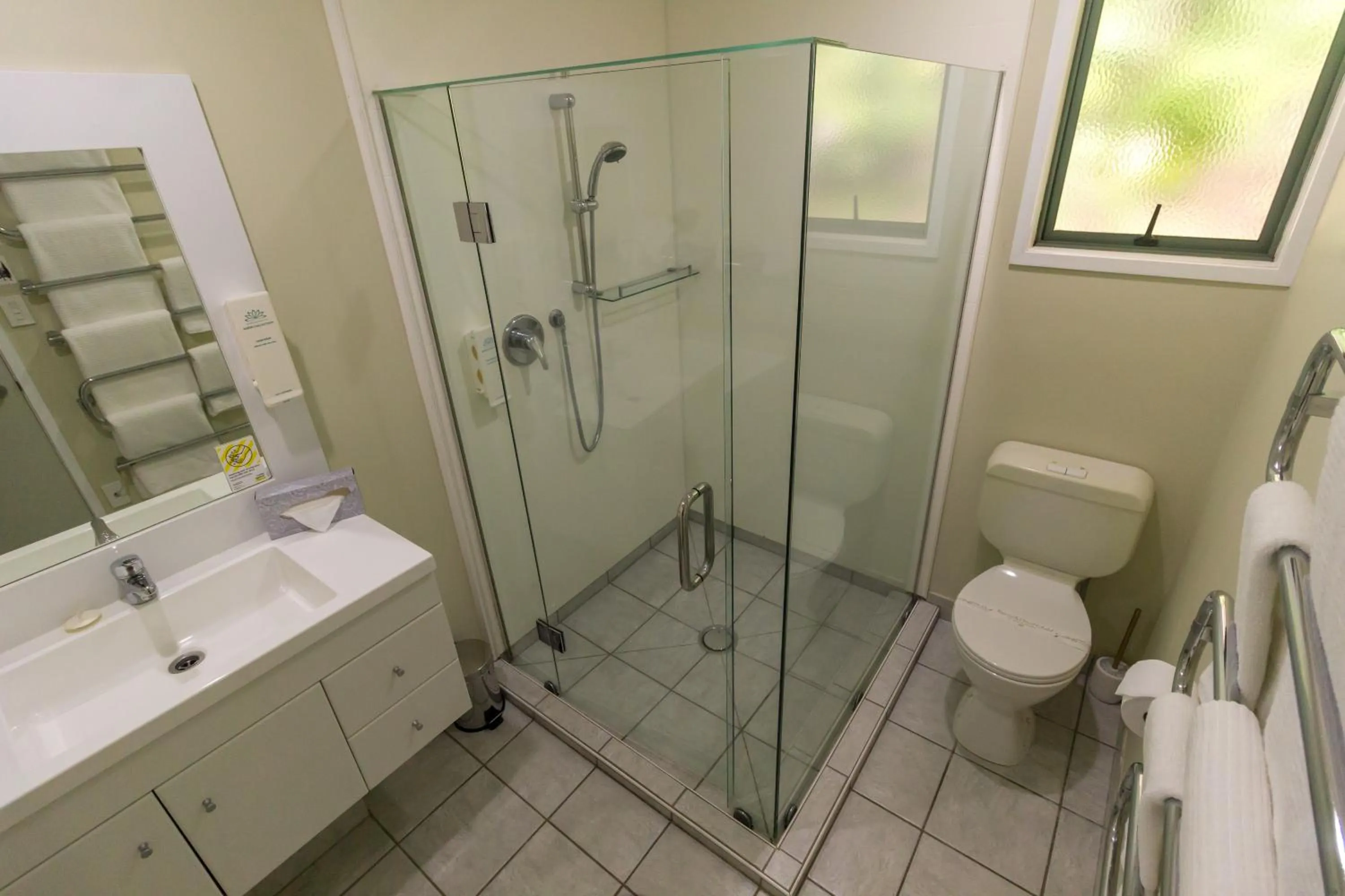 Bathroom in Bay of Islands Gateway Motel & Apartments