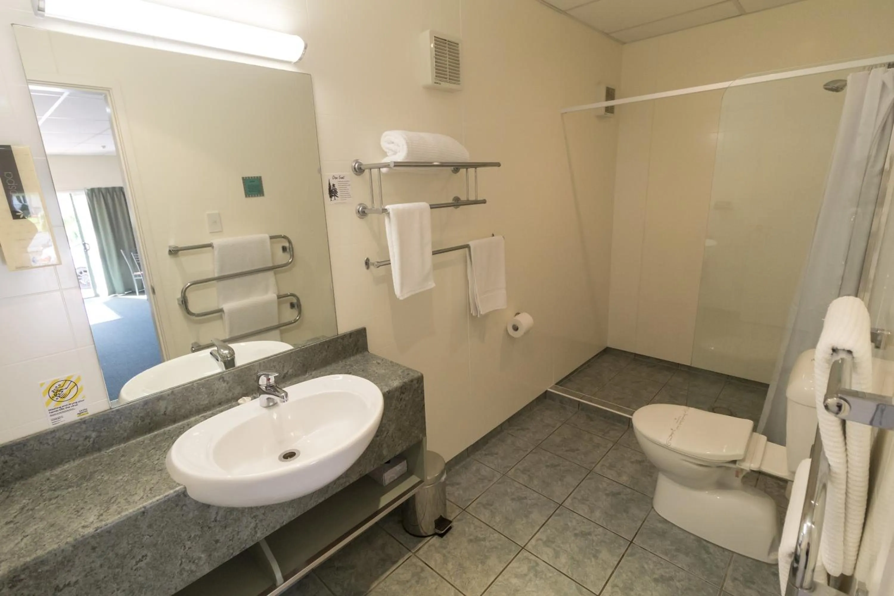 Bathroom in Bay of Islands Gateway Motel & Apartments