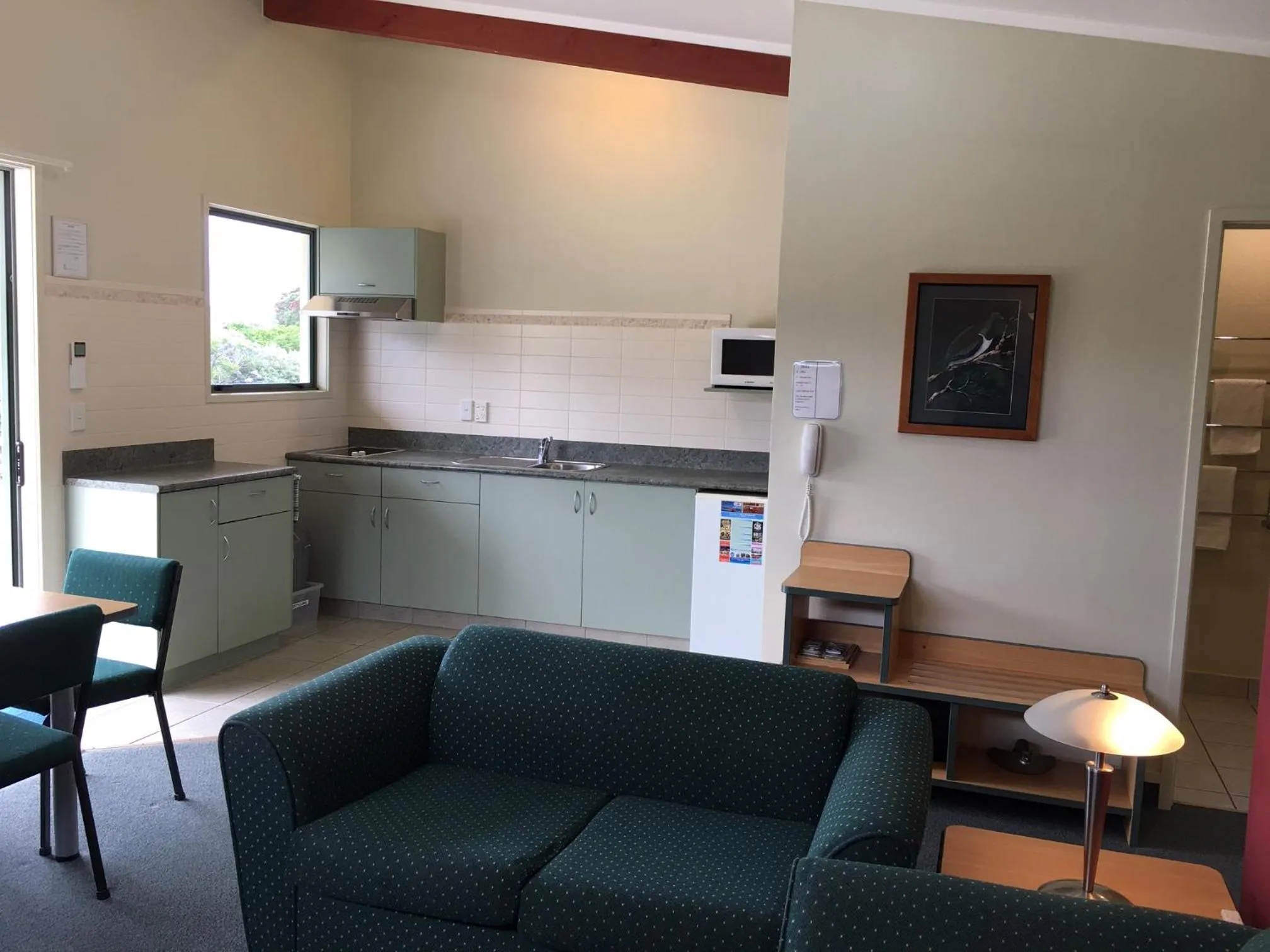 Kitchen or kitchenette in Bay of Islands Gateway Motel & Apartments