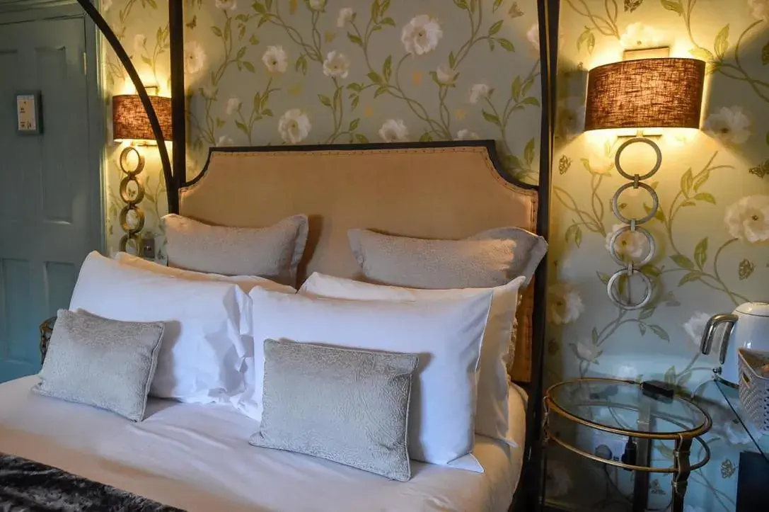 Deluxe King Room With Bath Ensuite in the kingsbury 7even / 8ight Deluxe King Room With Bath Ensuite in the kingsbury 7even / 8ight