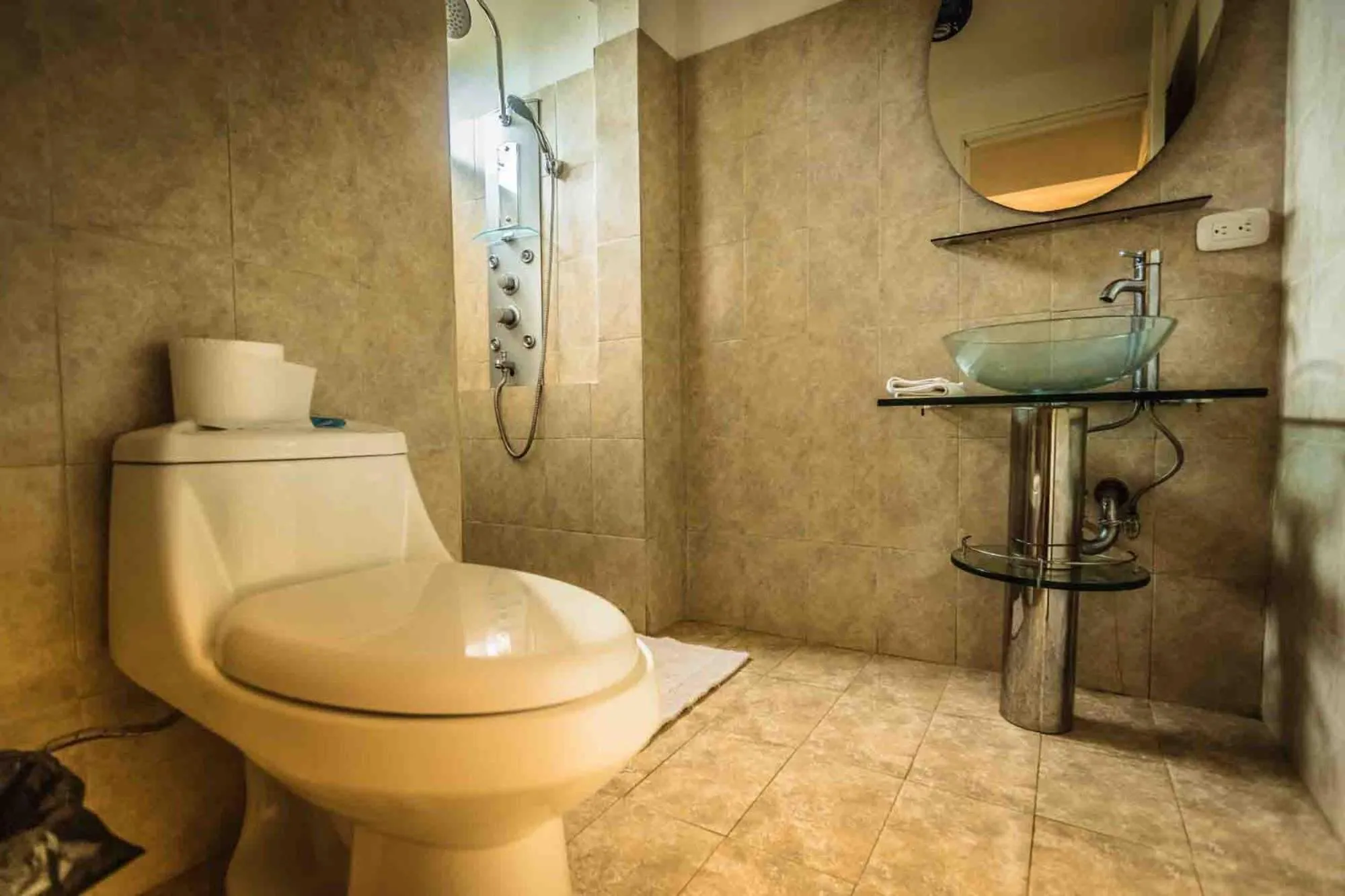 Toilet in La Dolce Vita