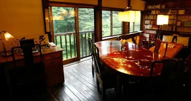 Library in Honke Bankyu