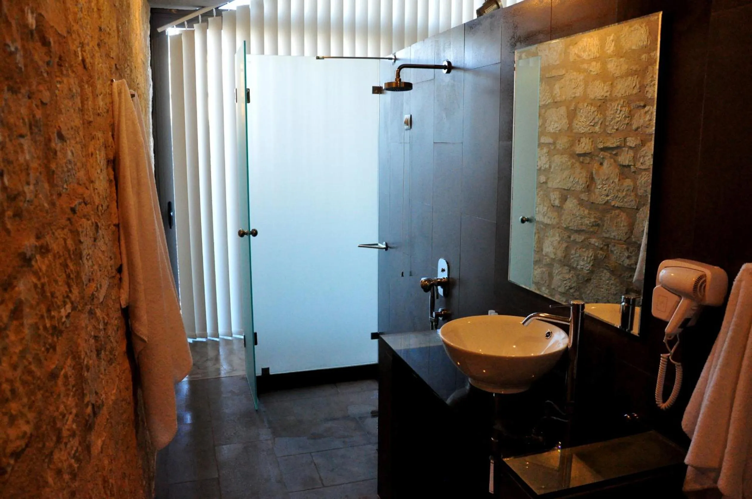 Bathroom in Leivatho Hotel