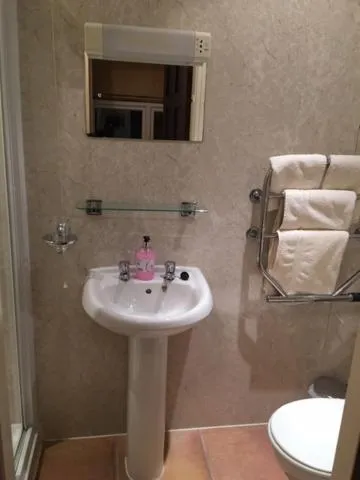 Shower in Lincoln Guest House