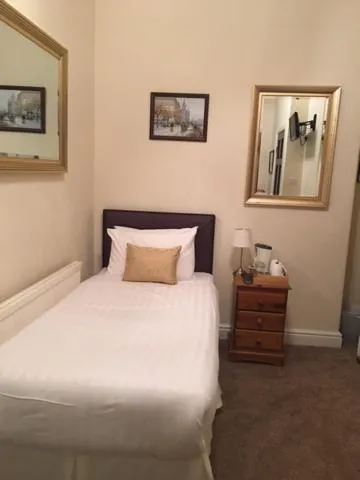 Bedroom in Lincoln Guest House