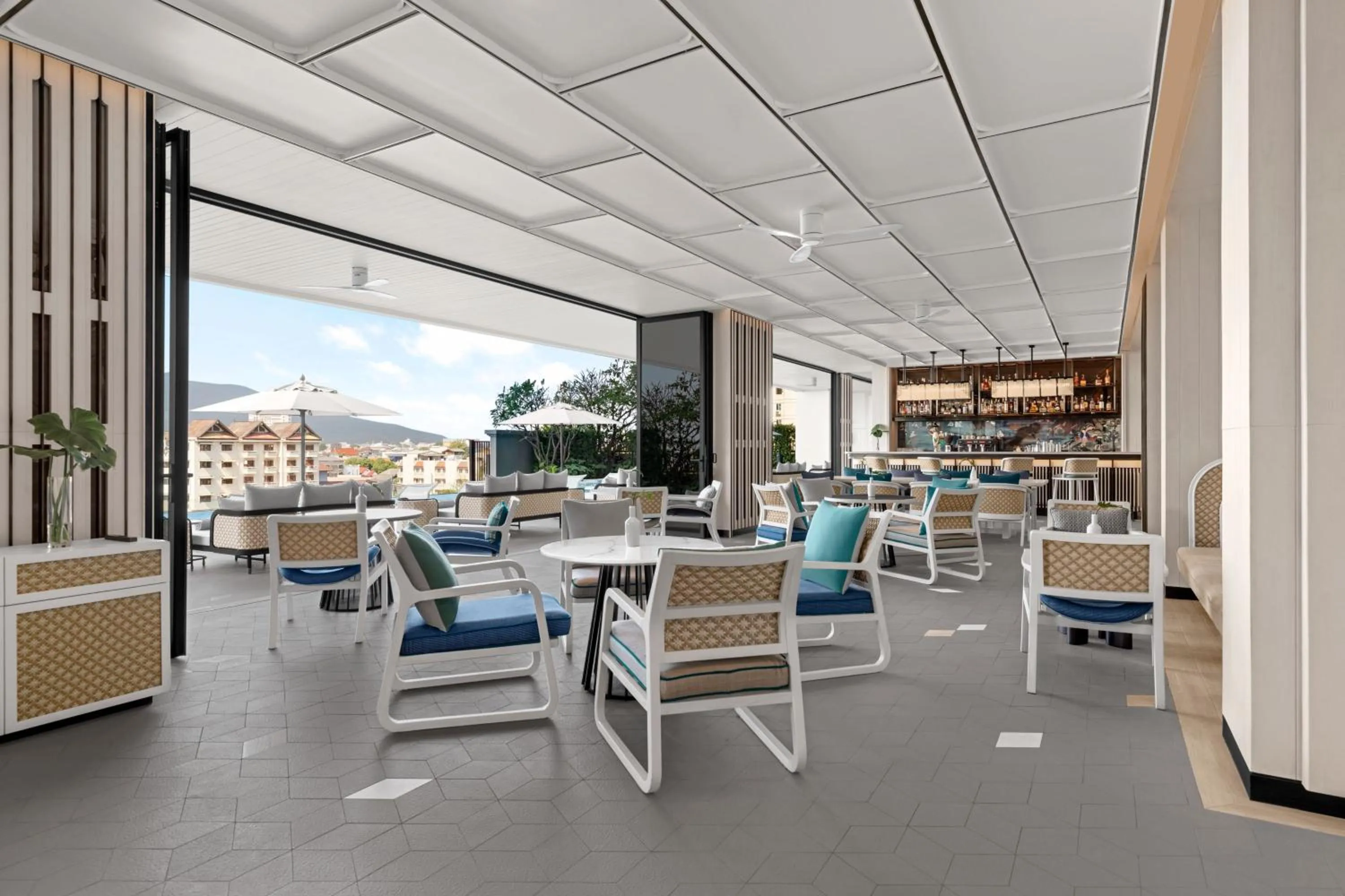 Swimming pool in Chiang Mai Marriott Hotel