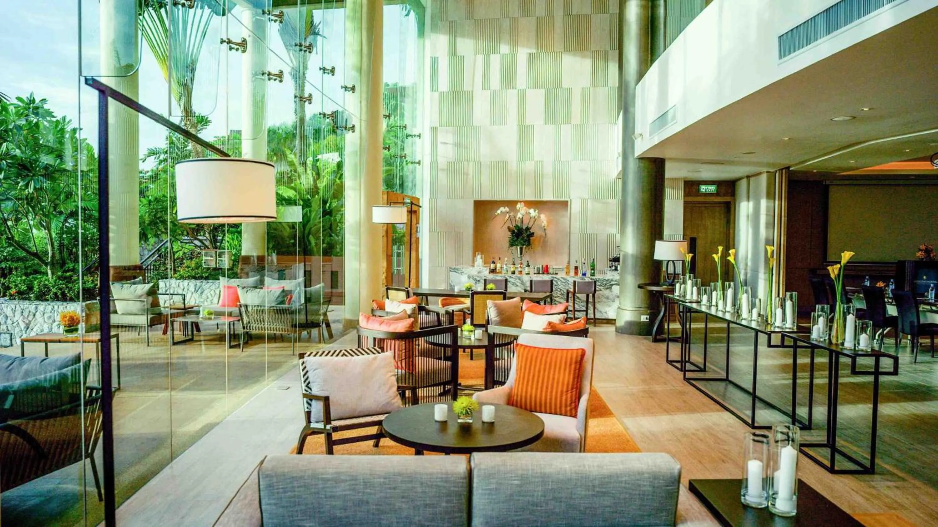 Lounge or bar in InterContinental Pattaya Resort by IHG