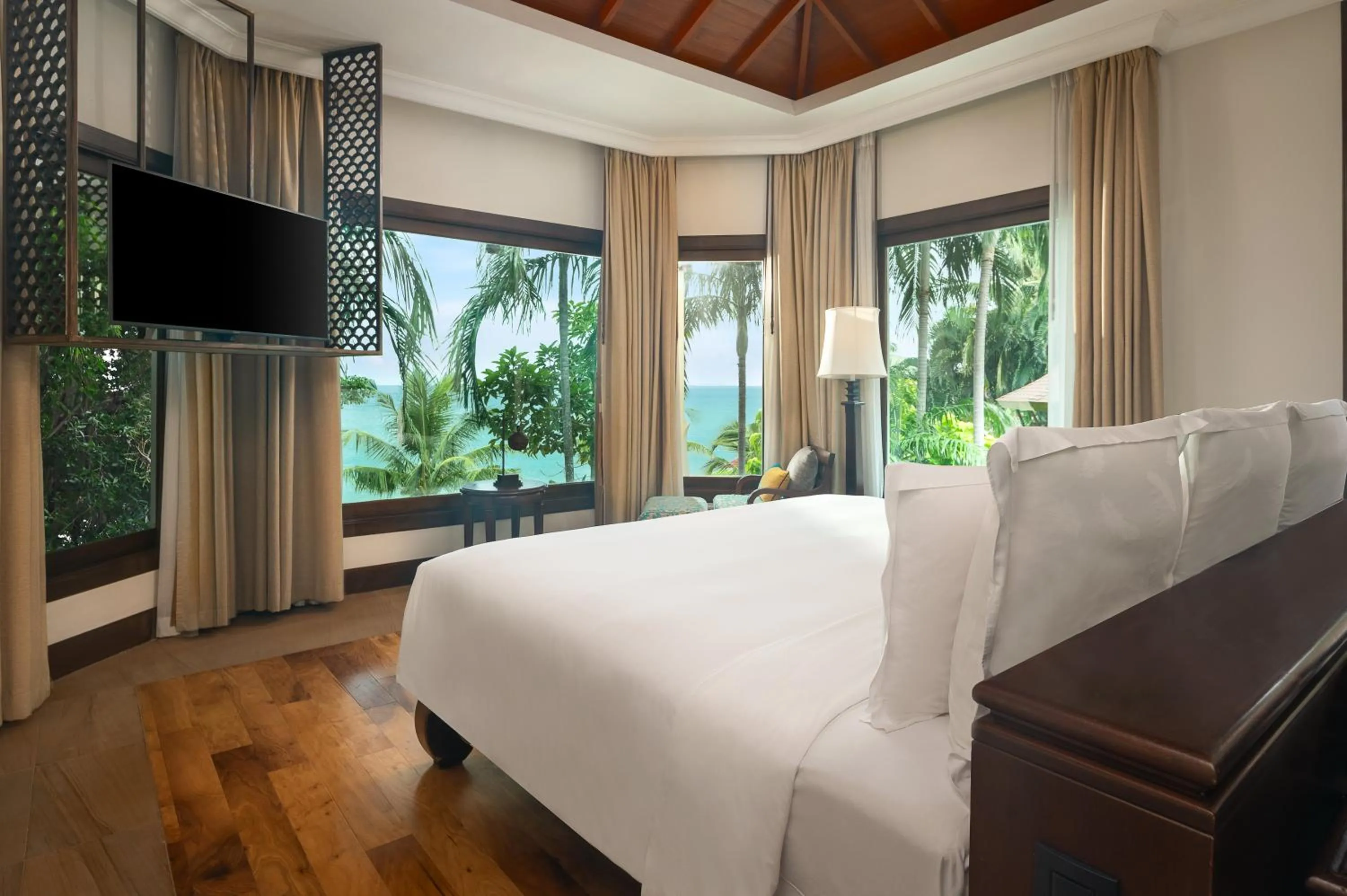 Photo of the whole room, Bed in InterContinental Pattaya Resort by IHG