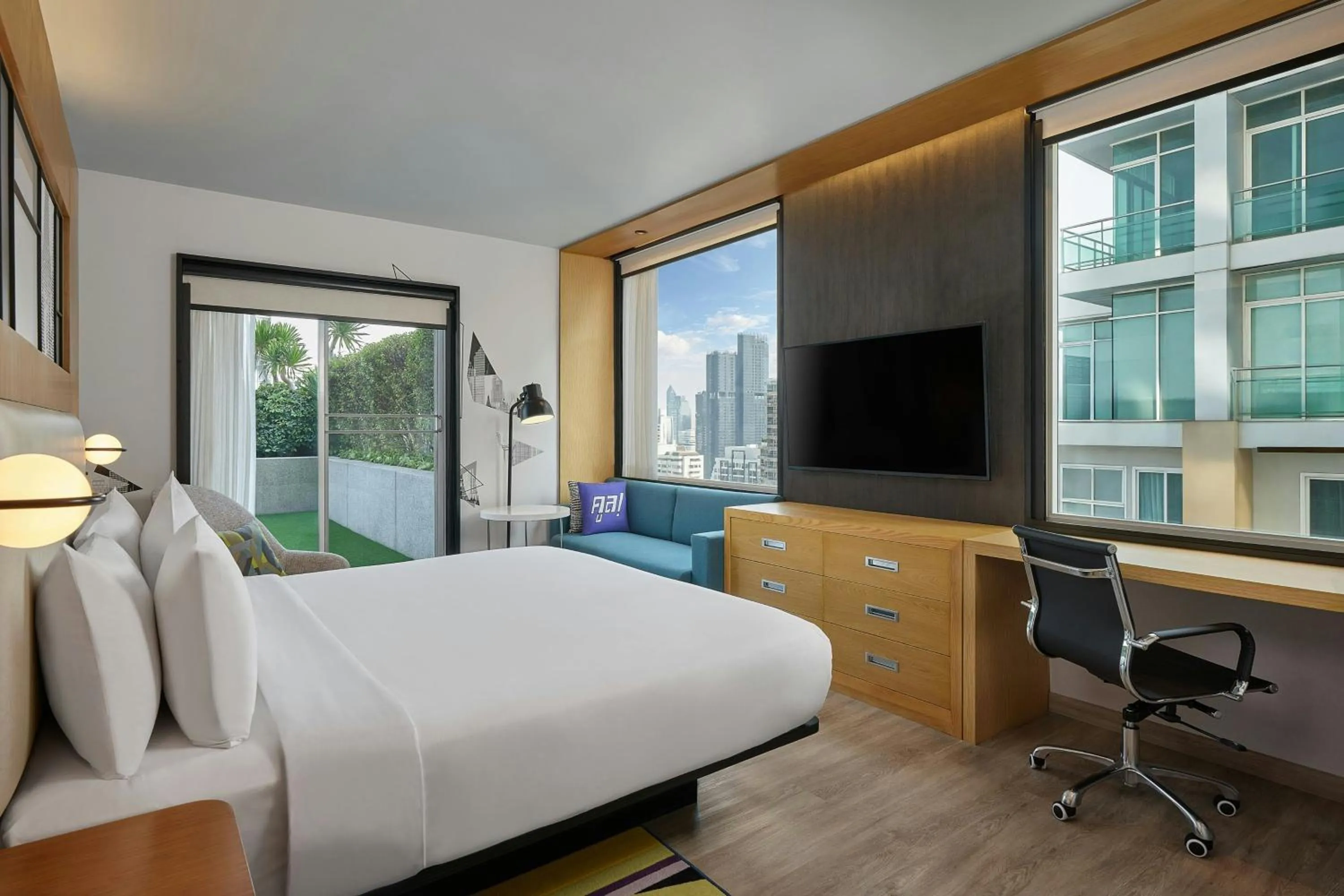 Photo of the whole room, Bed in Aloft Bangkok - Sukhumvit 11