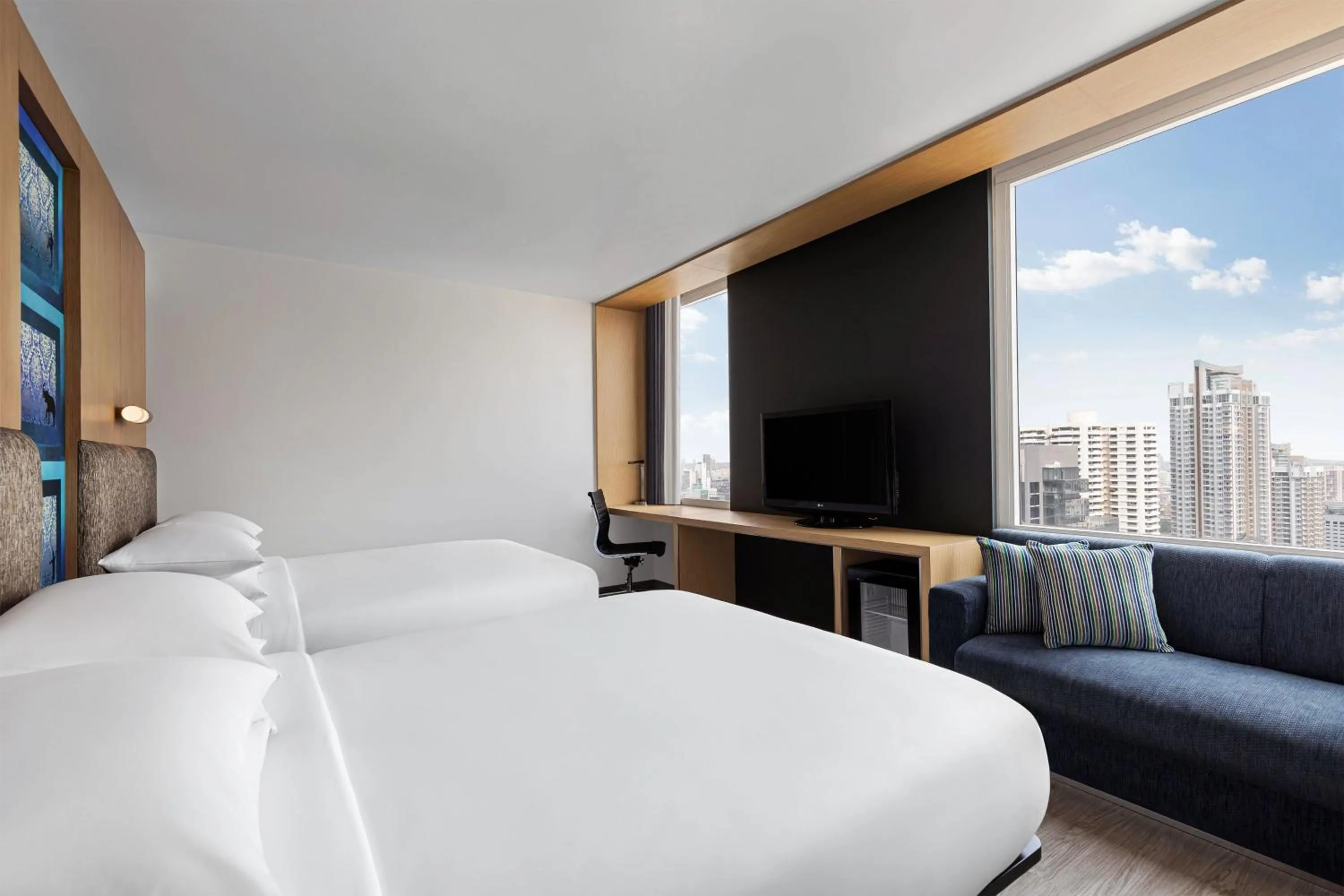 Photo of the whole room, Bed in Aloft Bangkok - Sukhumvit 11