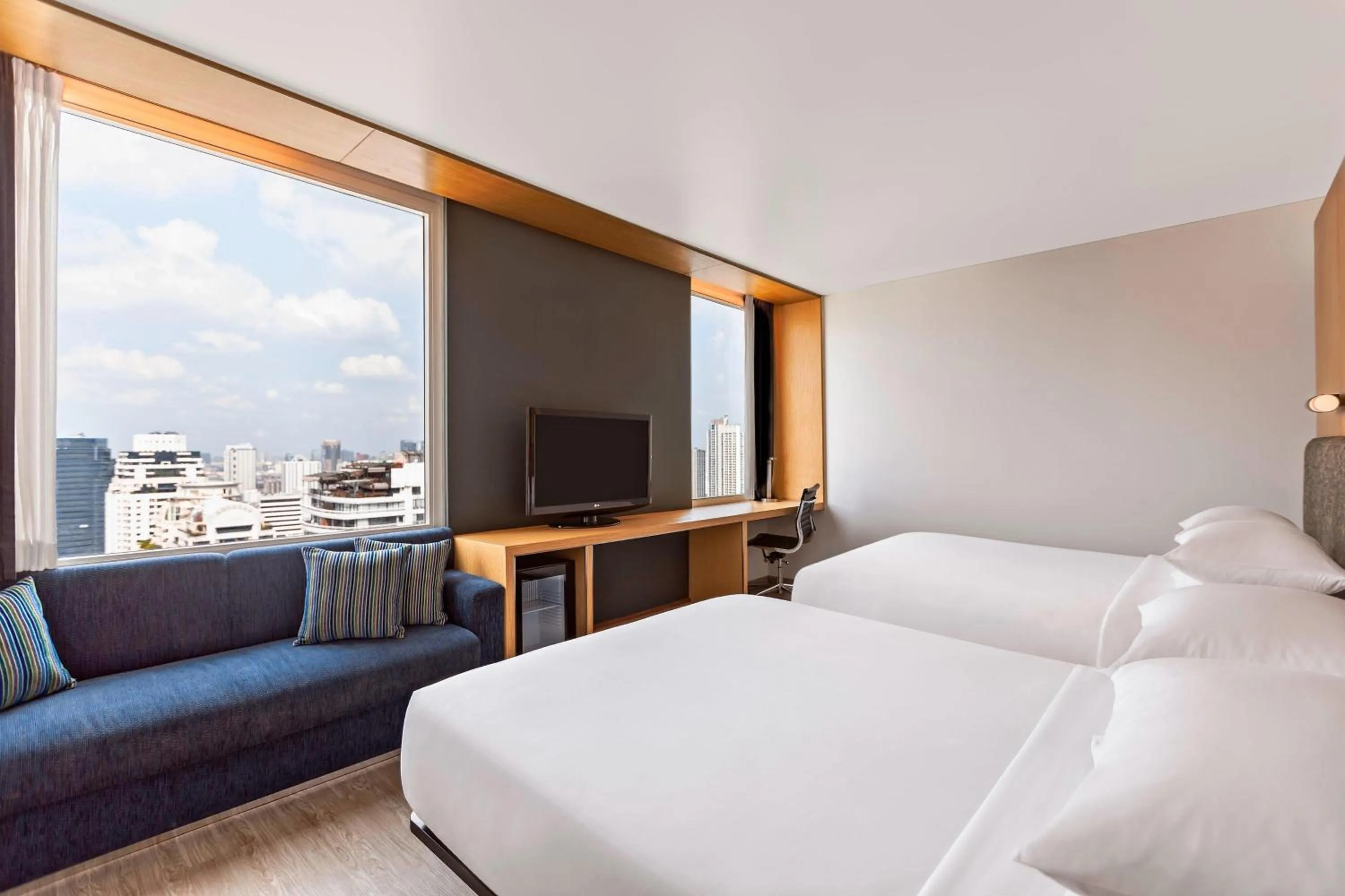 Photo of the whole room, Bed in Aloft Bangkok - Sukhumvit 11
