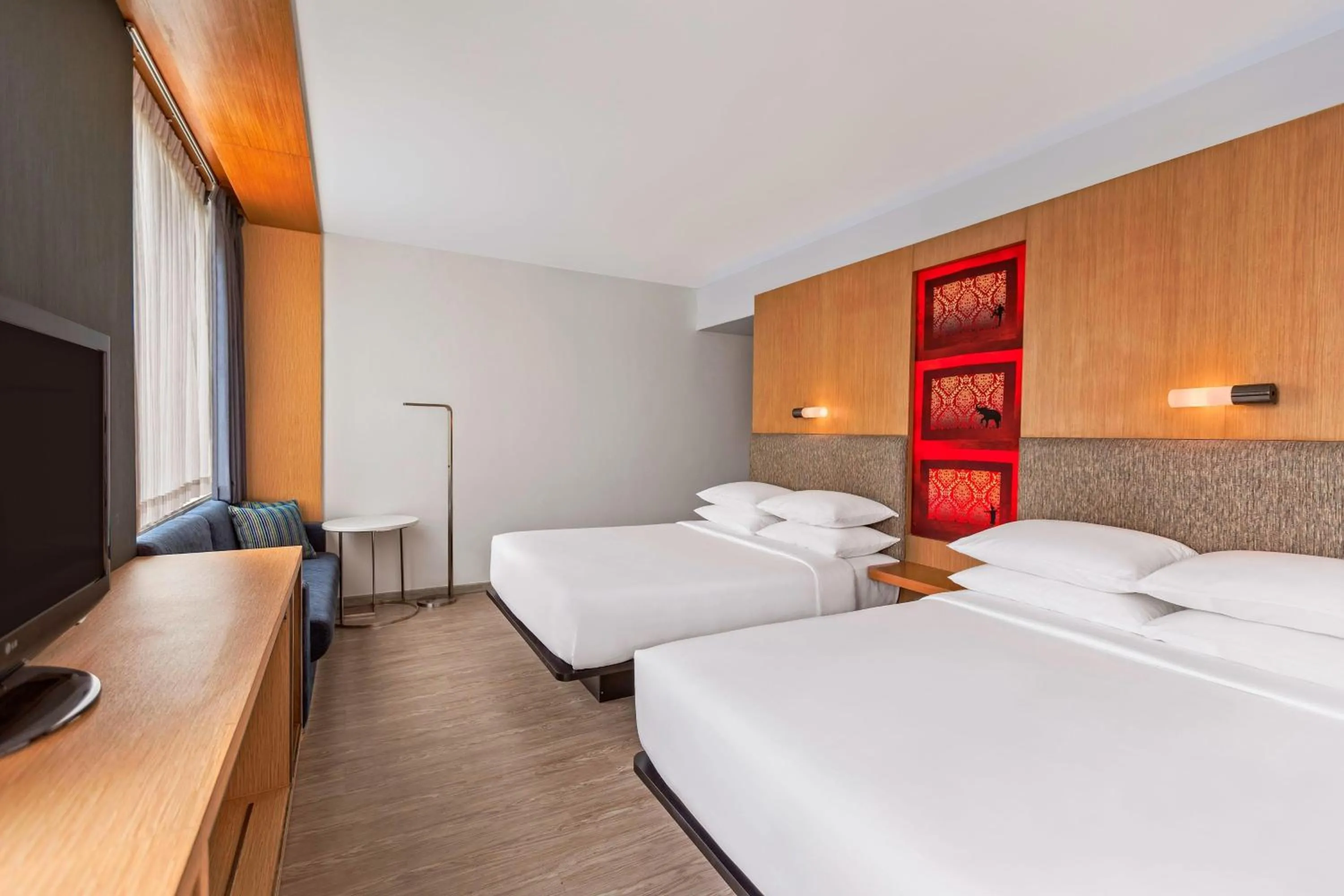 Photo of the whole room, Bed in Aloft Bangkok - Sukhumvit 11