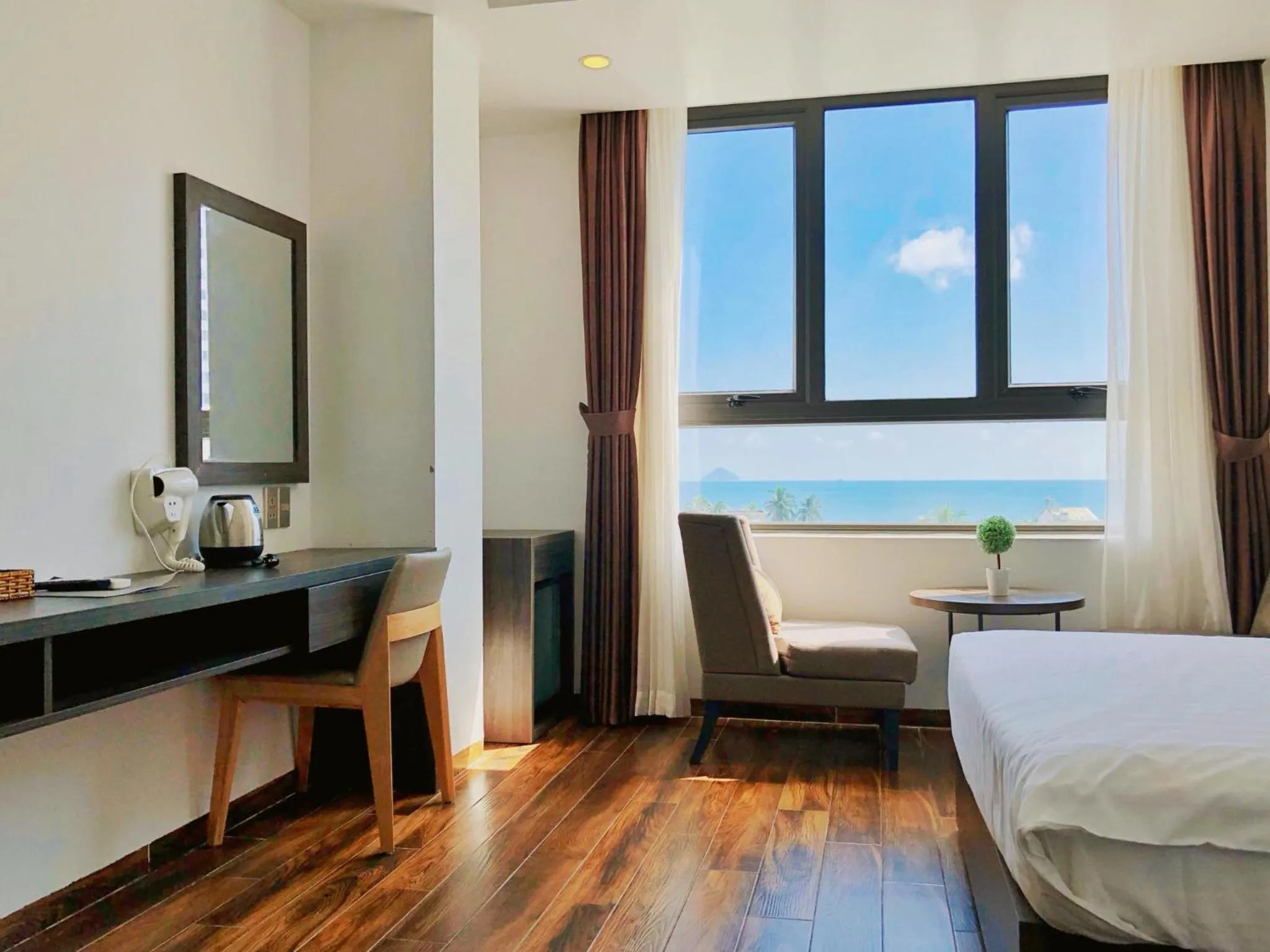 Sea view, Bed in La Casa Hotel Nha Trang