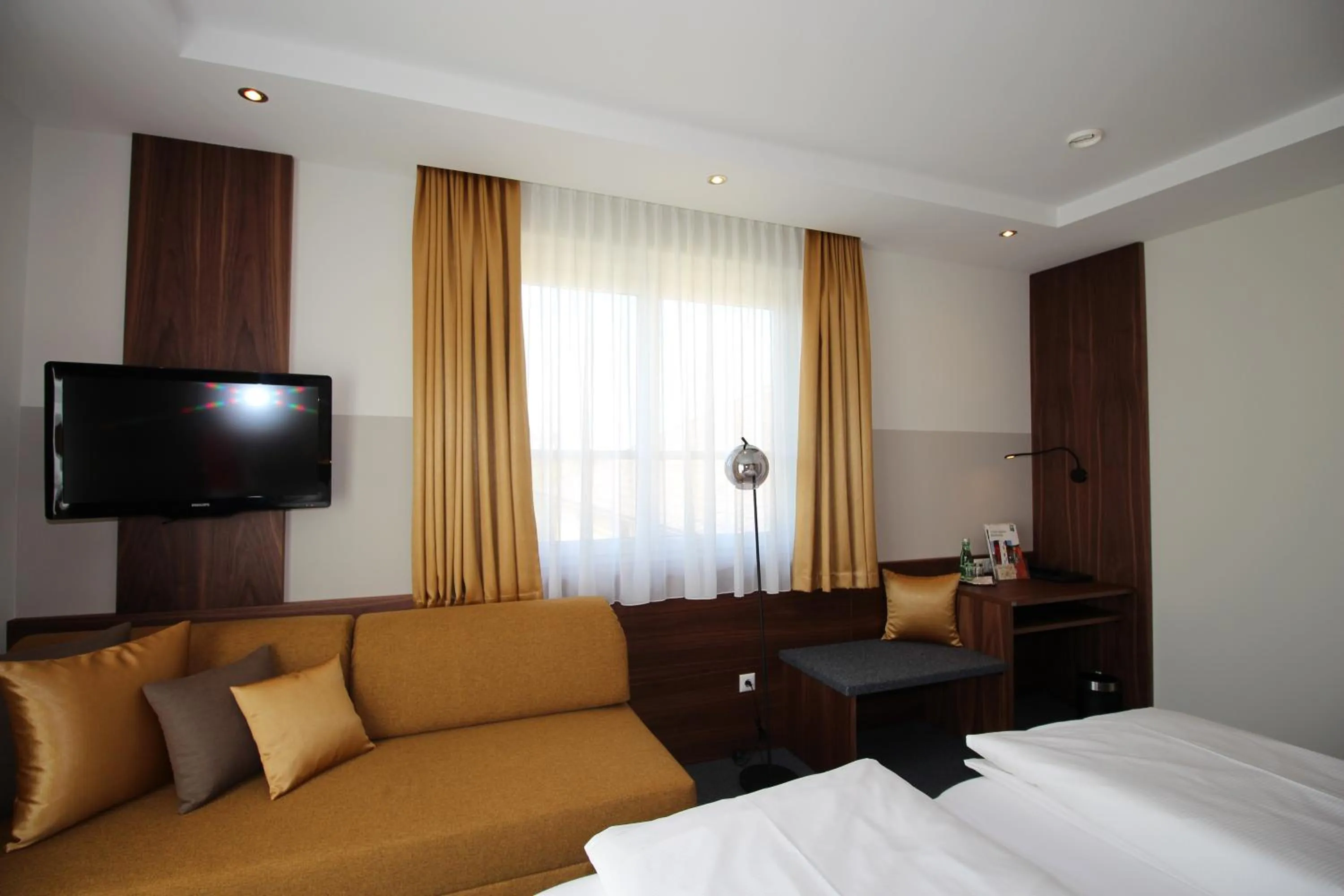 Seating area, Bed in Hotel Blumauer