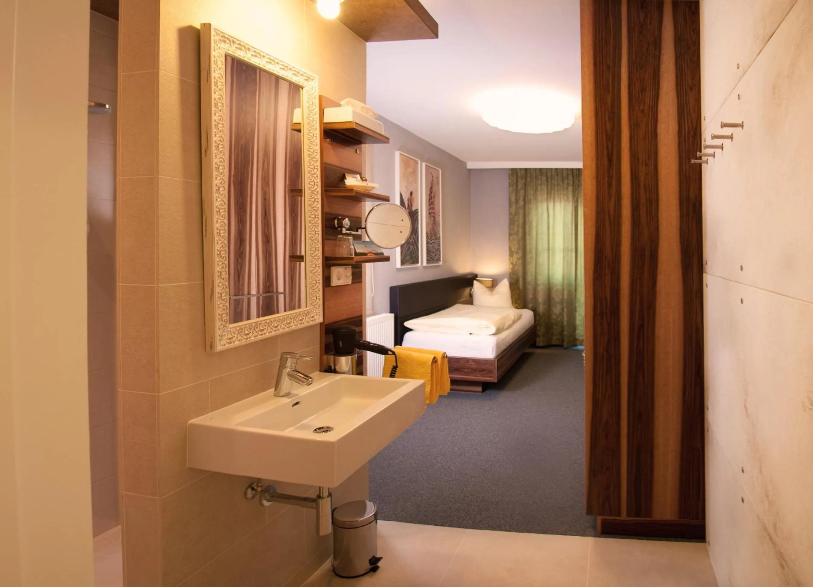 Bathroom, Bed in Hotel Blumauer