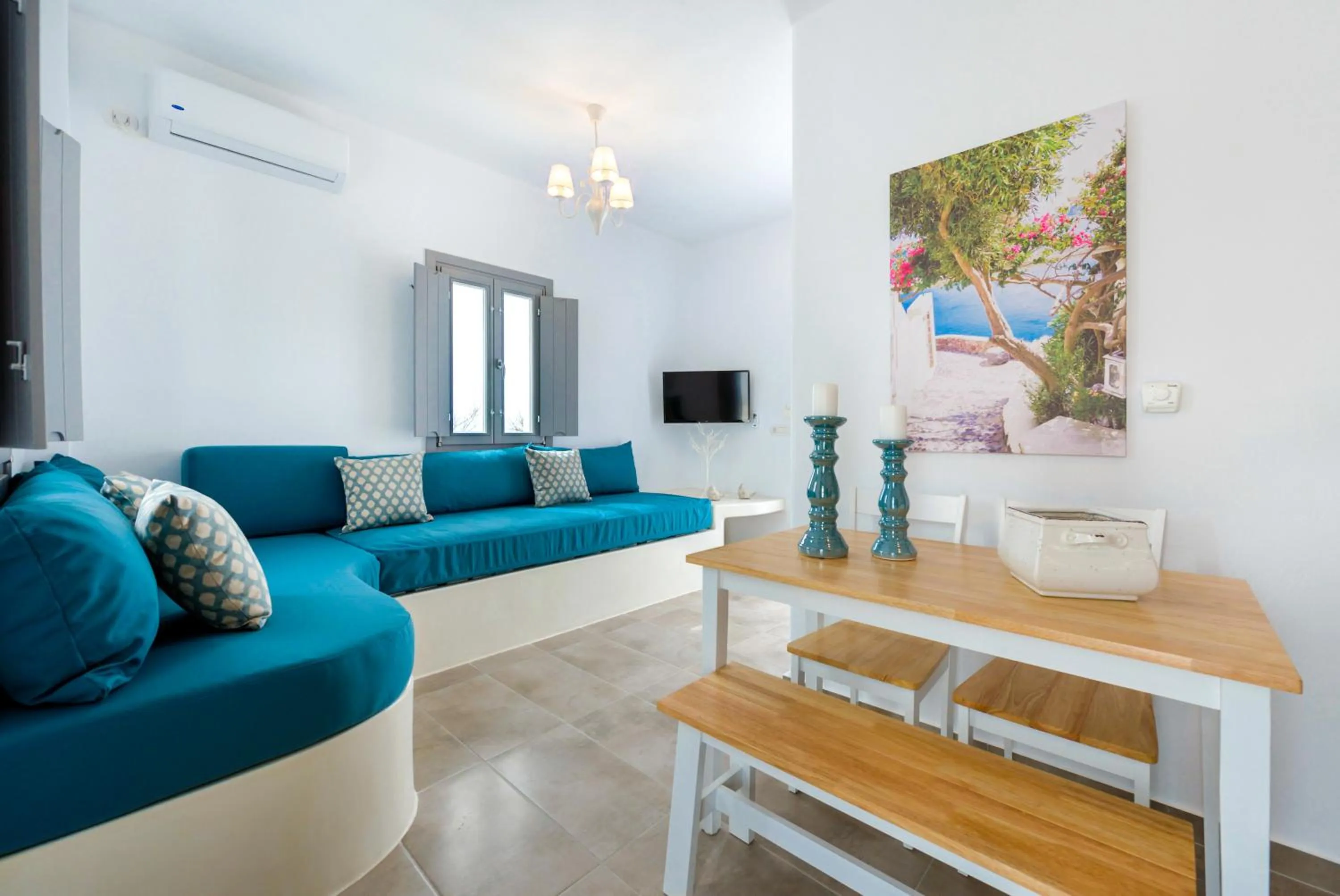 Photo of the whole room in White Harmony Suites