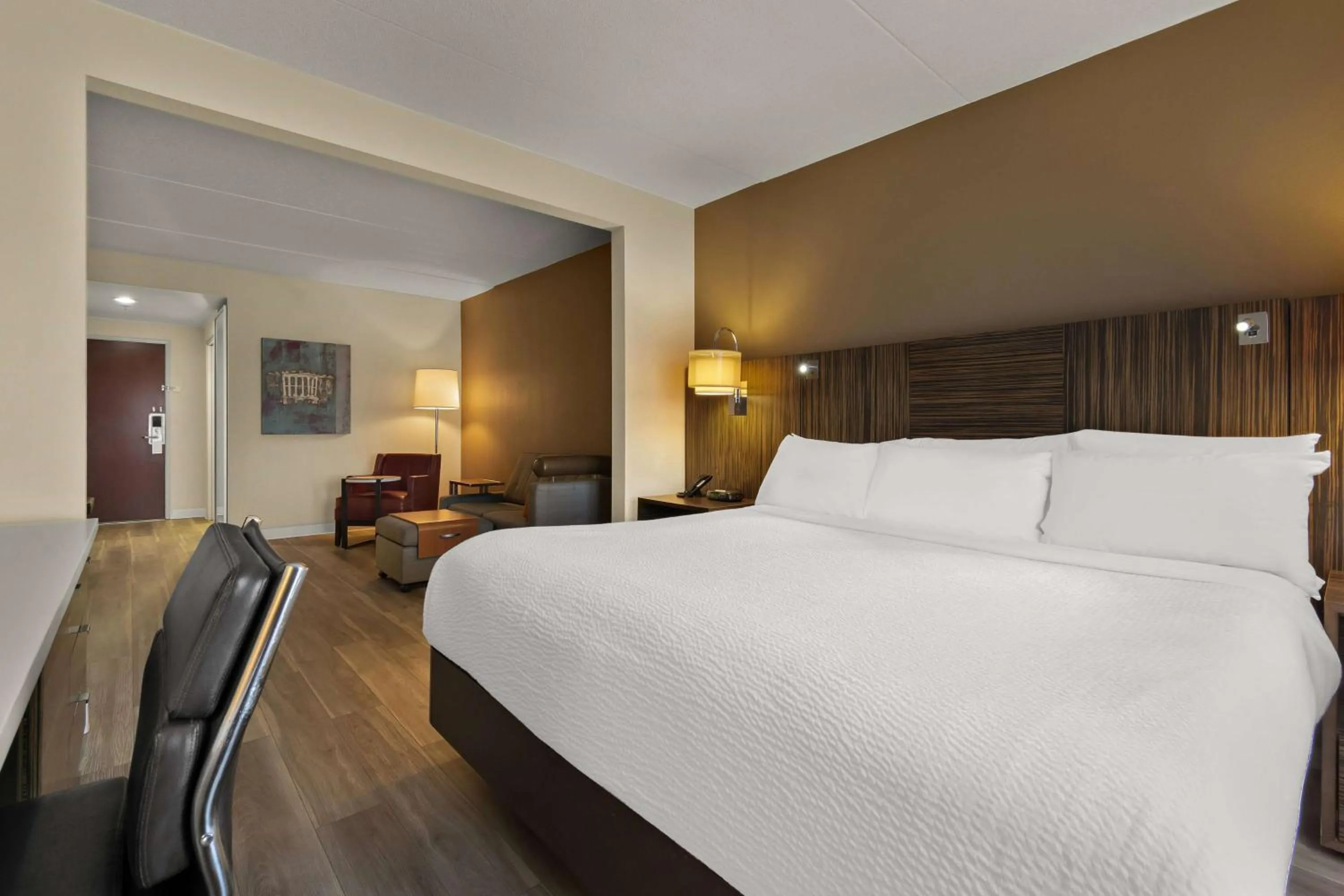 Photo of the whole room, Bed in Ramada by Wyndham Harrisburg/Hershey Area