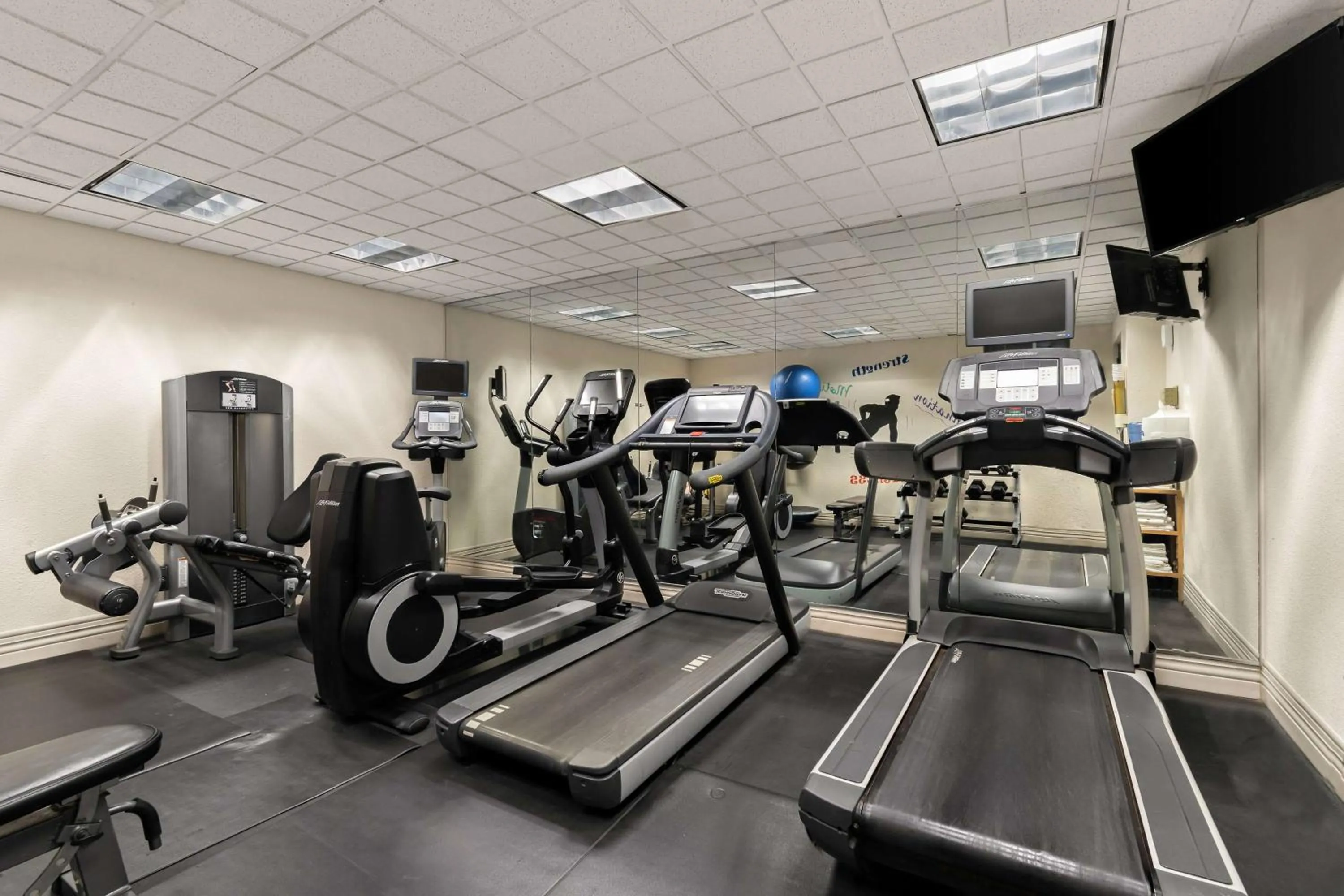Fitness centre/facilities in Ramada by Wyndham Harrisburg/Hershey Area