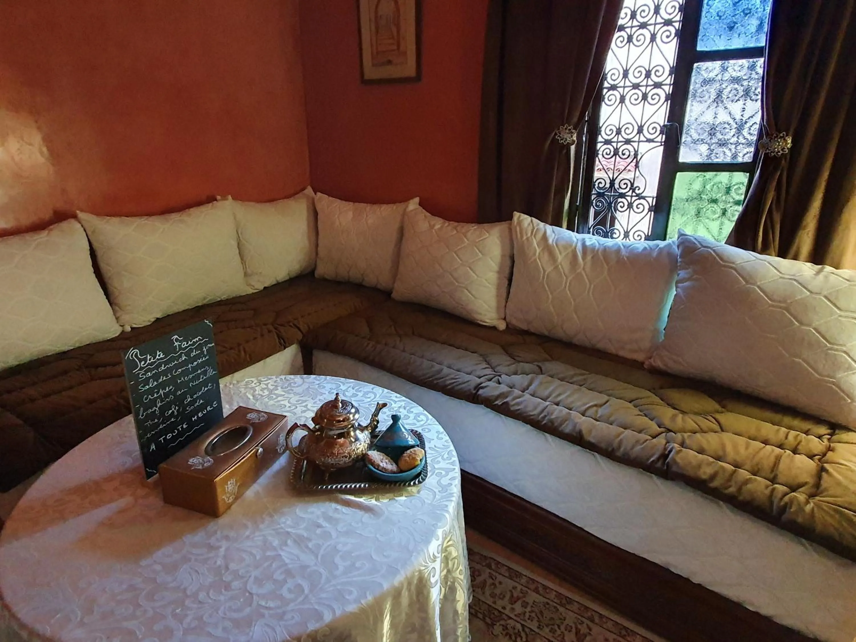 Seating area in Riad La Porte du Bouregreg
