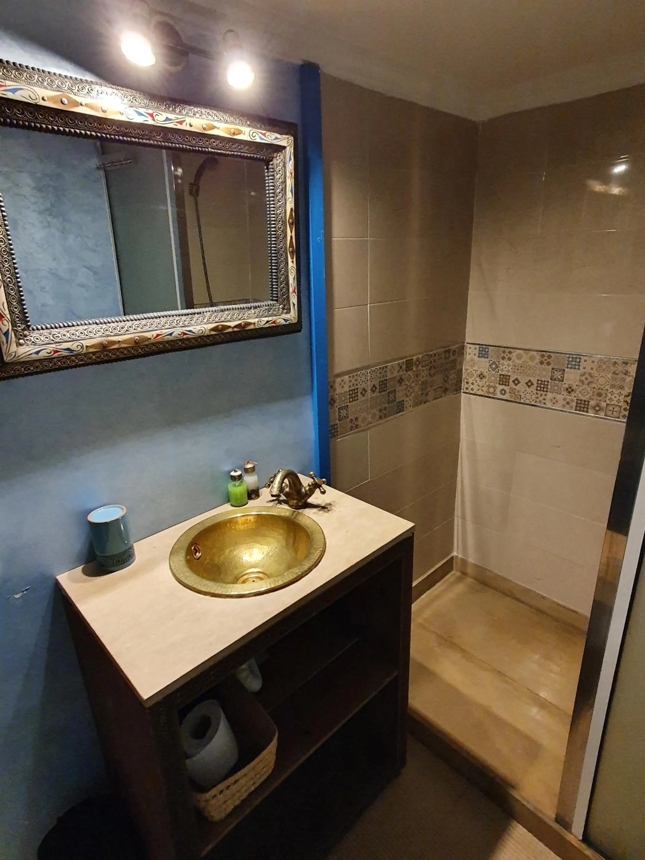 Shower in Riad La Porte du Bouregreg