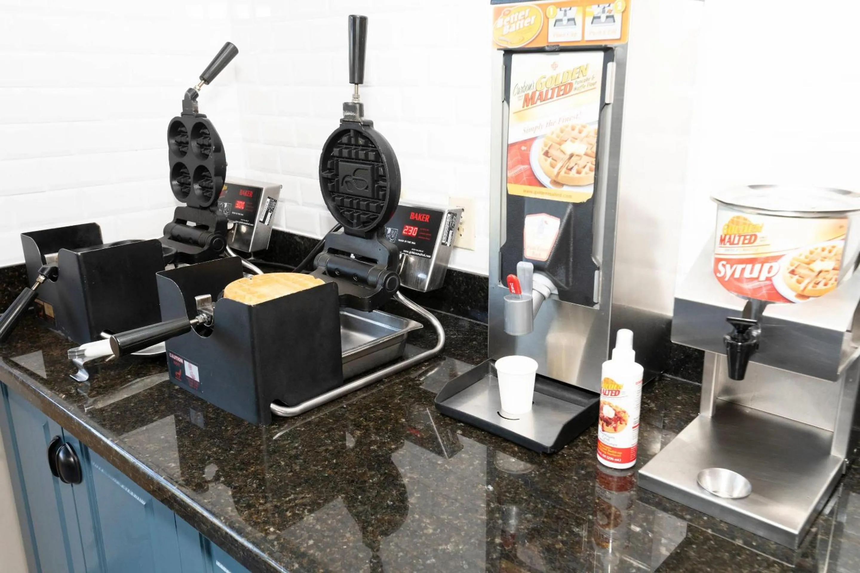 Breakfast in Country Inn & Suites by Radisson, Harrisburg - Hershey West, PA