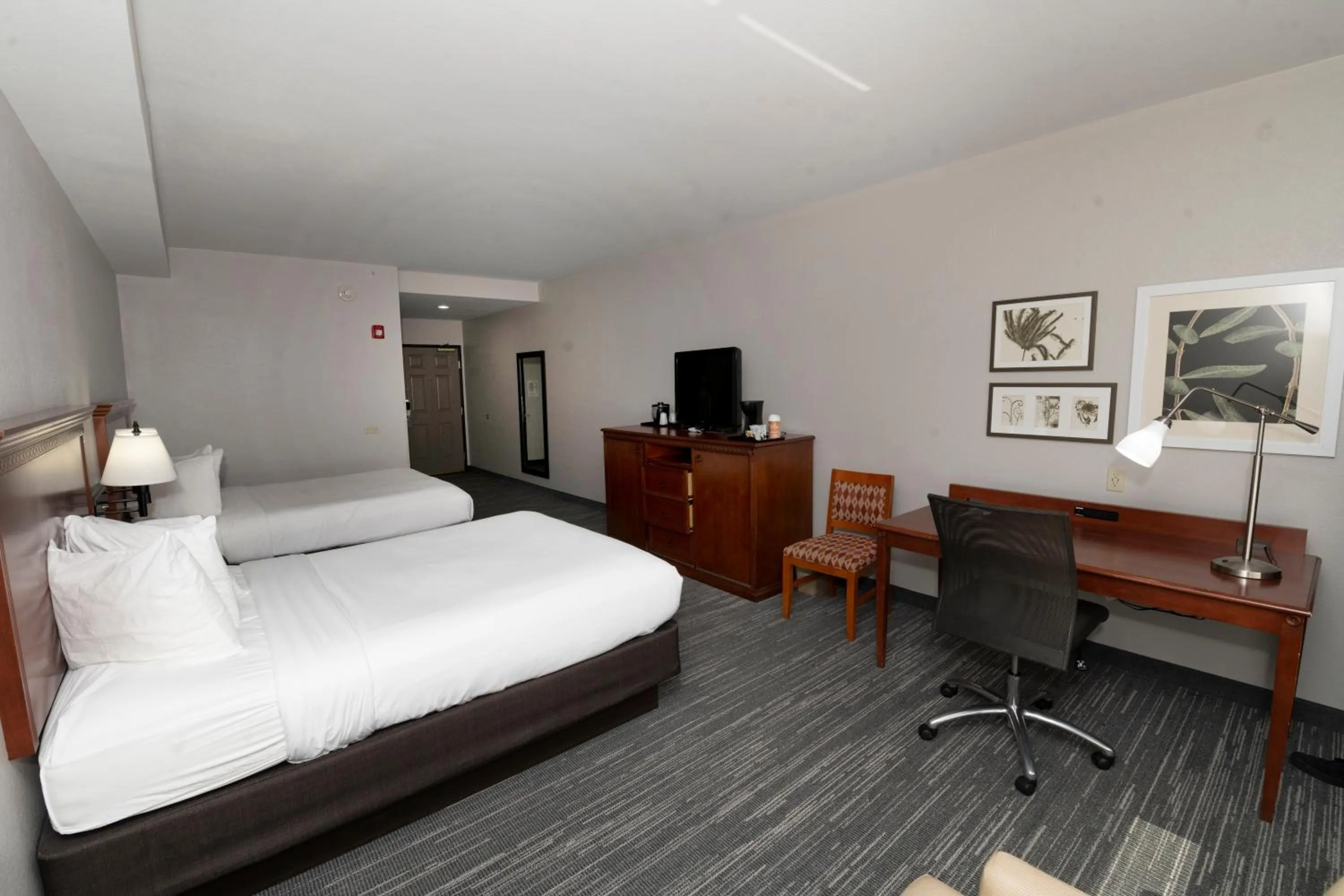TV and multimedia, Bed in Country Inn & Suites by Radisson, Harrisburg - Hershey West, PA