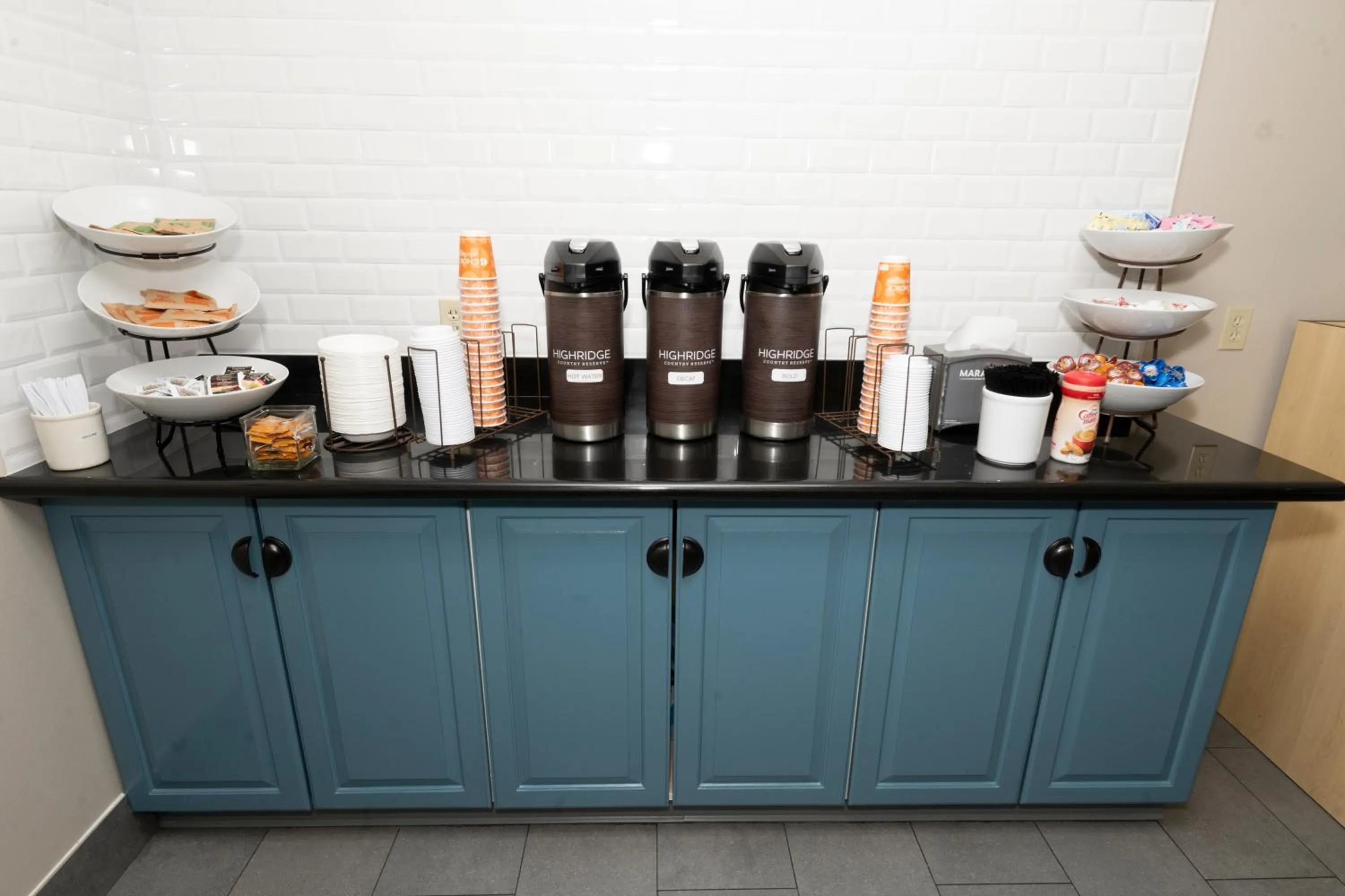 Breakfast in Country Inn & Suites by Radisson, Harrisburg - Hershey West, PA