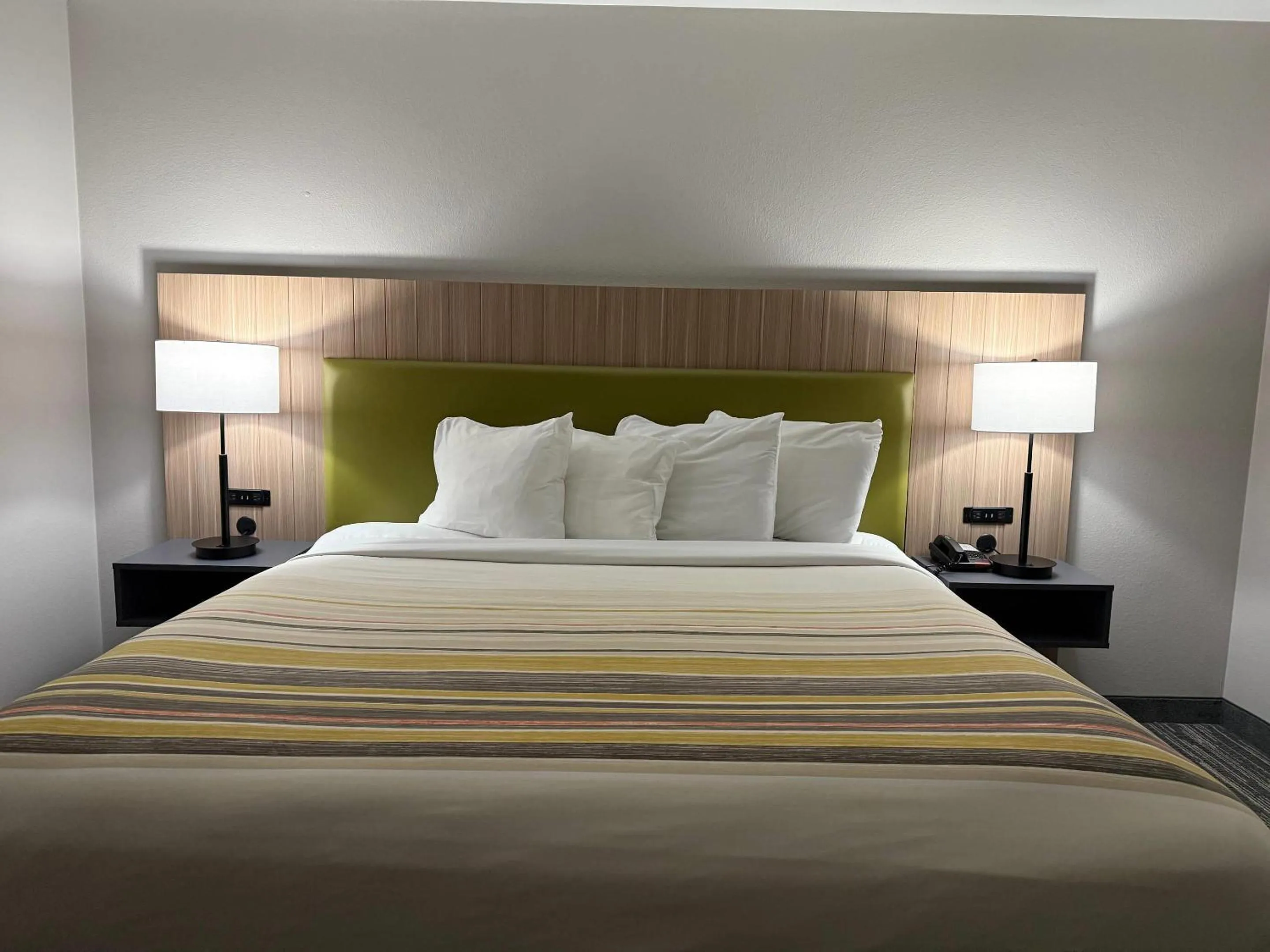 Bedroom, Bed in Country Inn & Suites by Radisson, Harrisburg - Hershey West, PA
