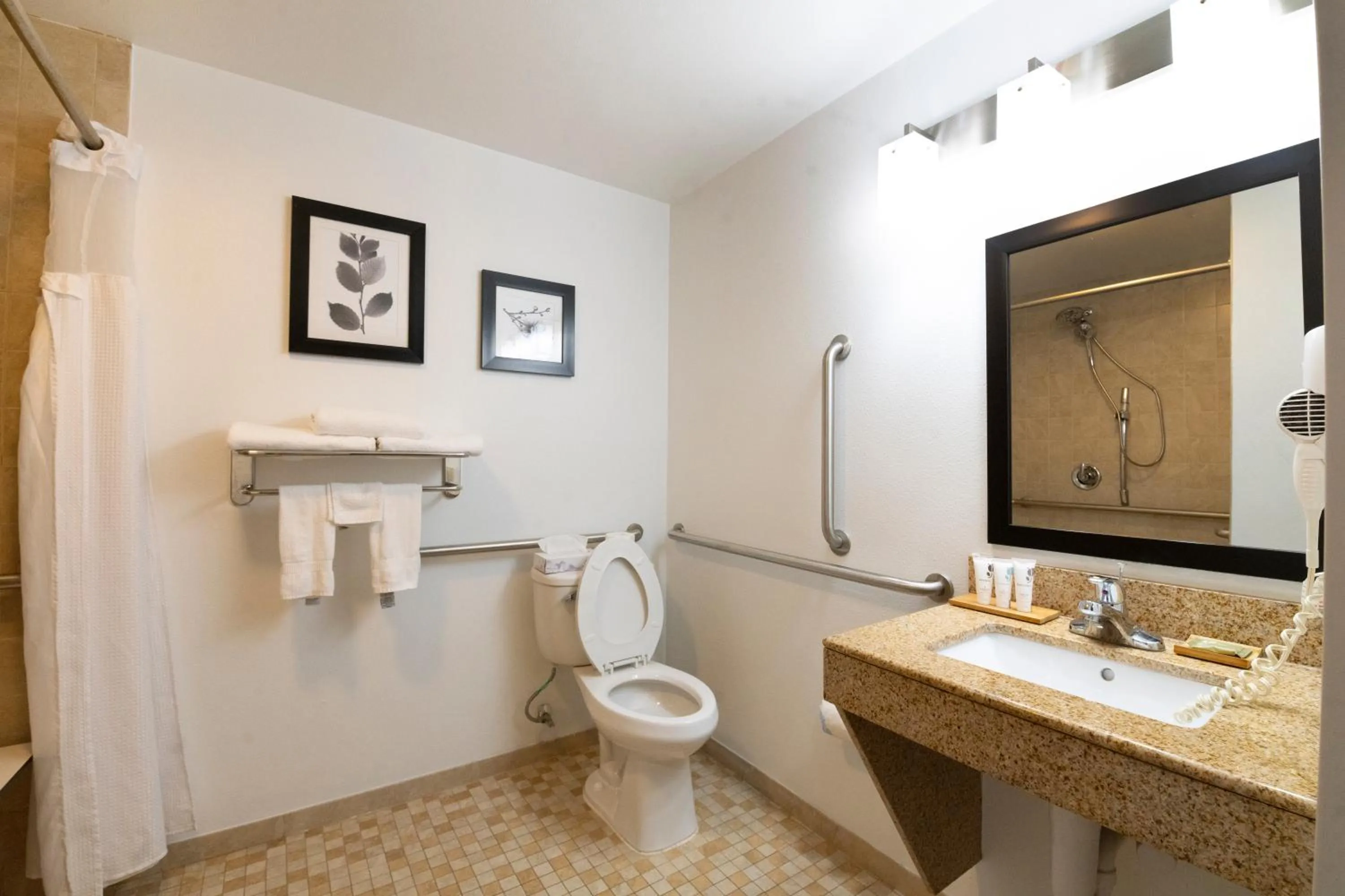 Bathroom in Country Inn & Suites by Radisson, Harrisburg - Hershey West, PA