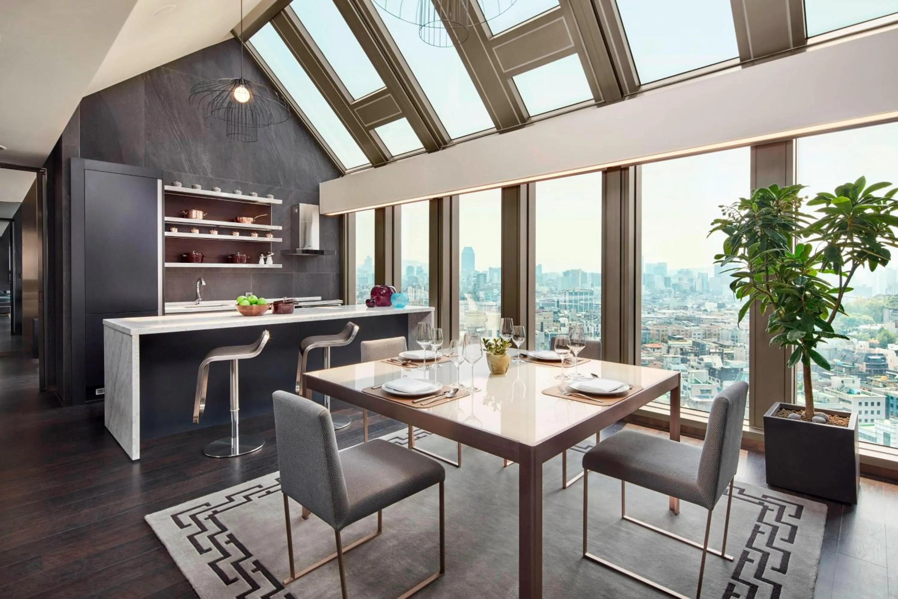 Photo of the whole room in Four Points by Sheraton Seoul Gangnam