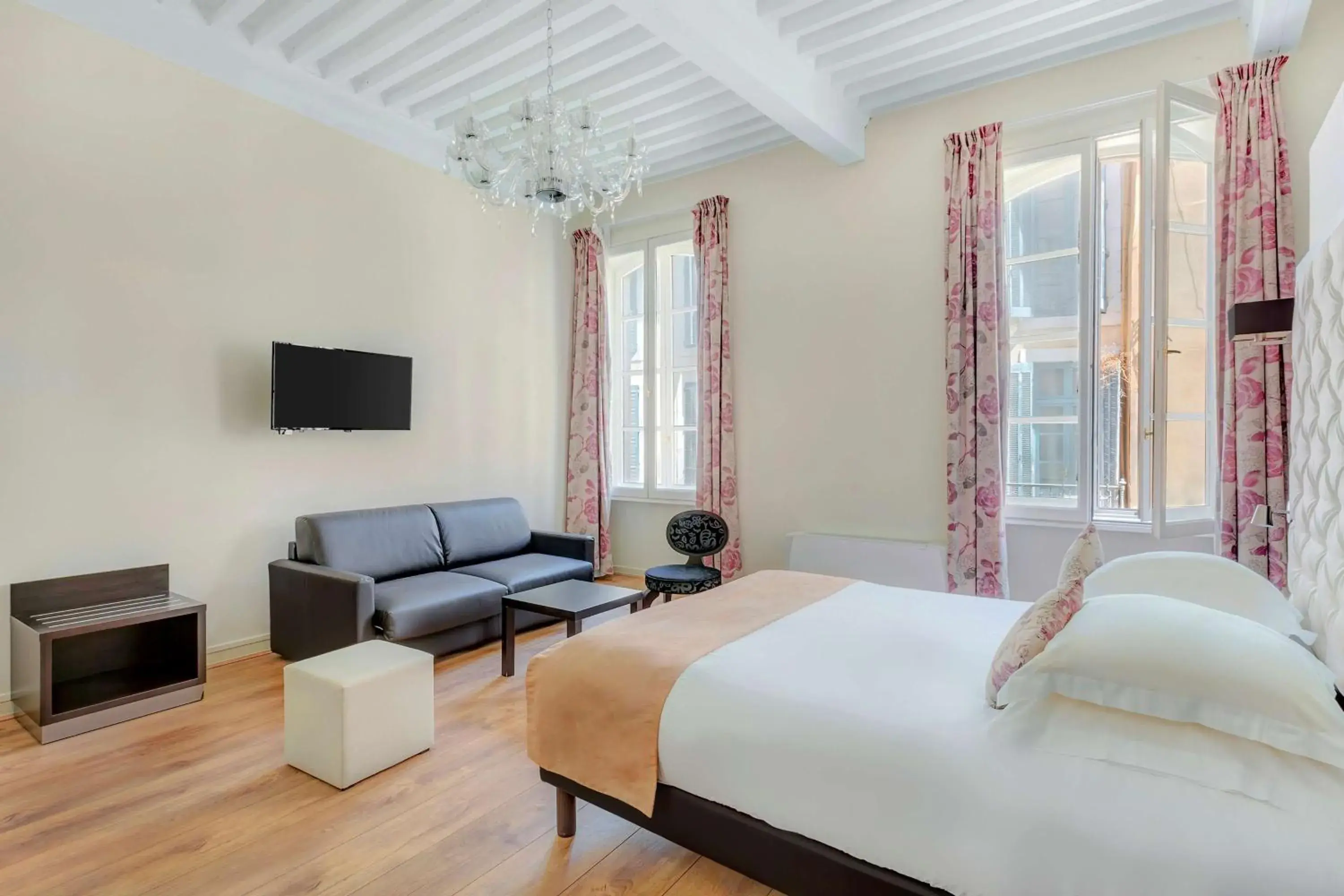 Junior Queen Suite in Best Western Marquis de la Baume Junior Queen Suite in Best Western Marquis de la Baume