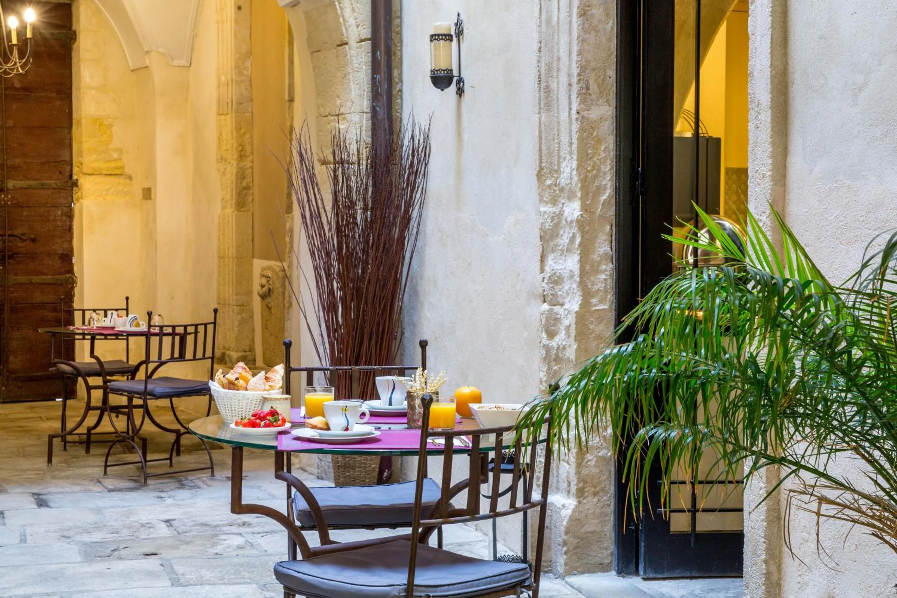 Patio in Best Western Marquis de la Baume