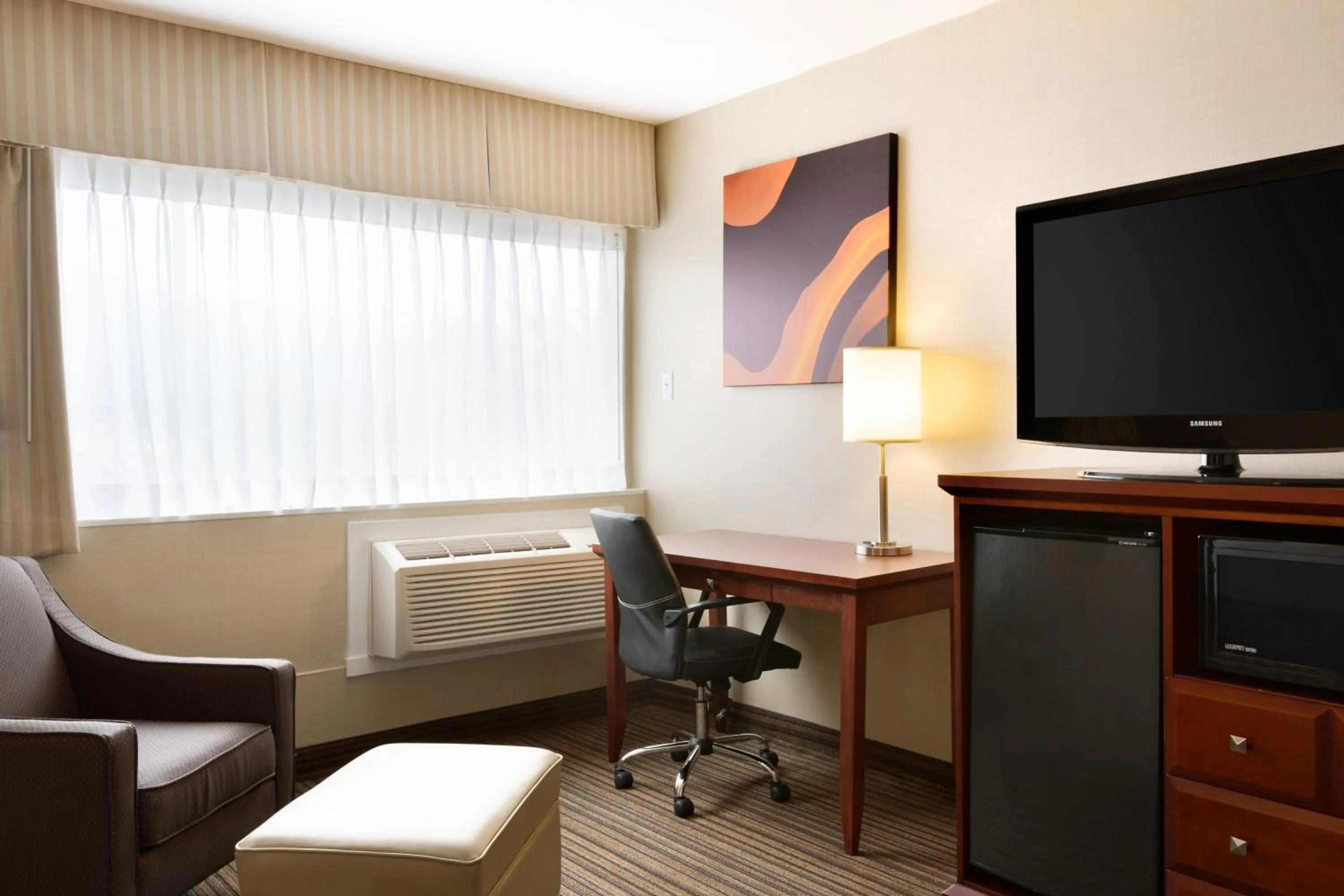 Communal lounge/ TV room in Days Inn by Wyndham Terrace