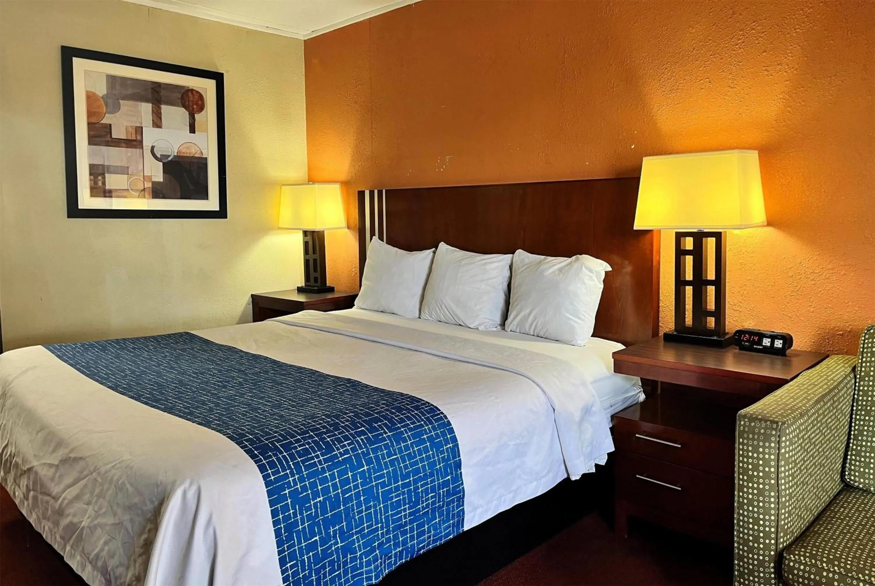 Photo of the whole room, Bed in Travelodge by Wyndham Seymour