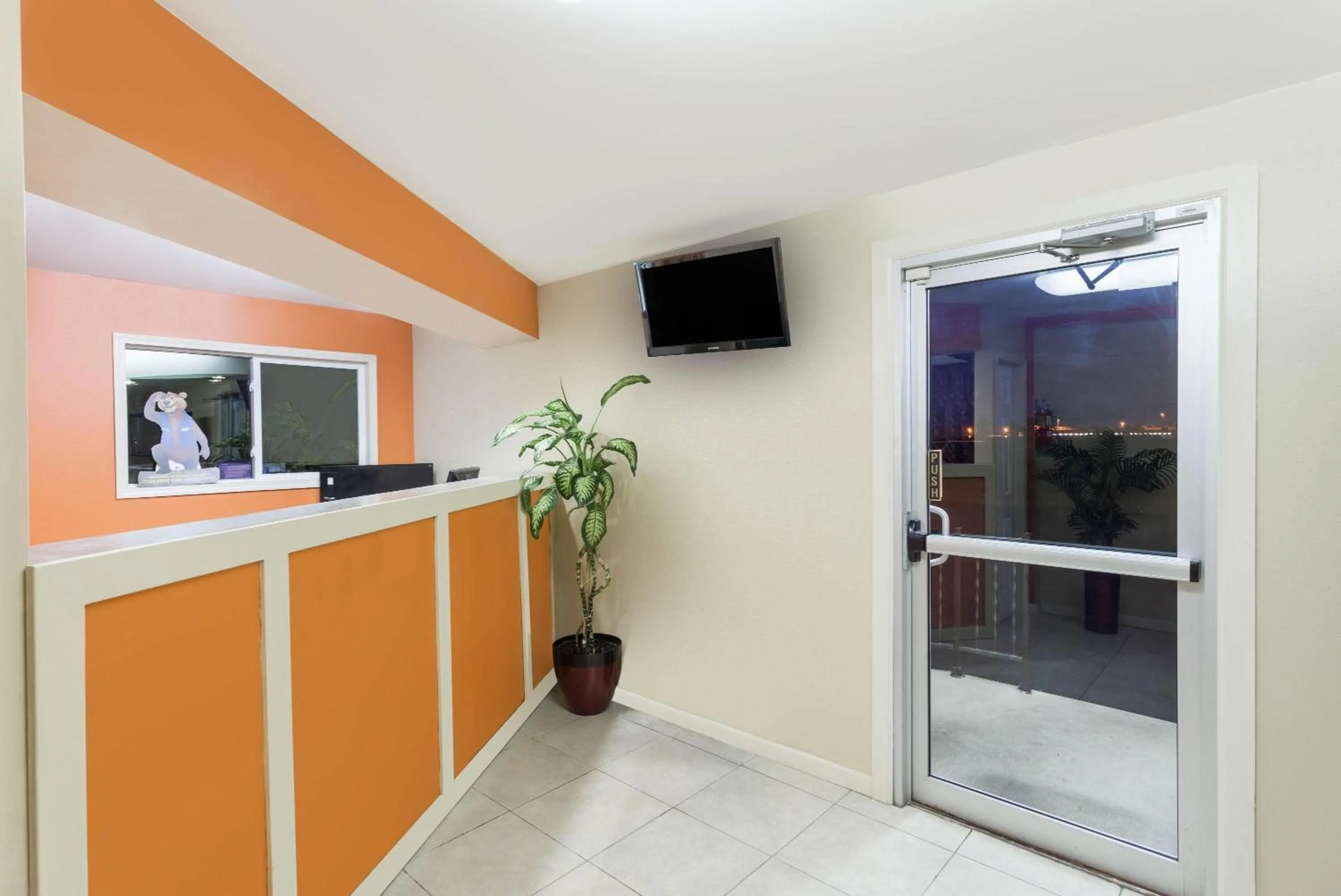 Lobby or reception in Travelodge by Wyndham Seymour