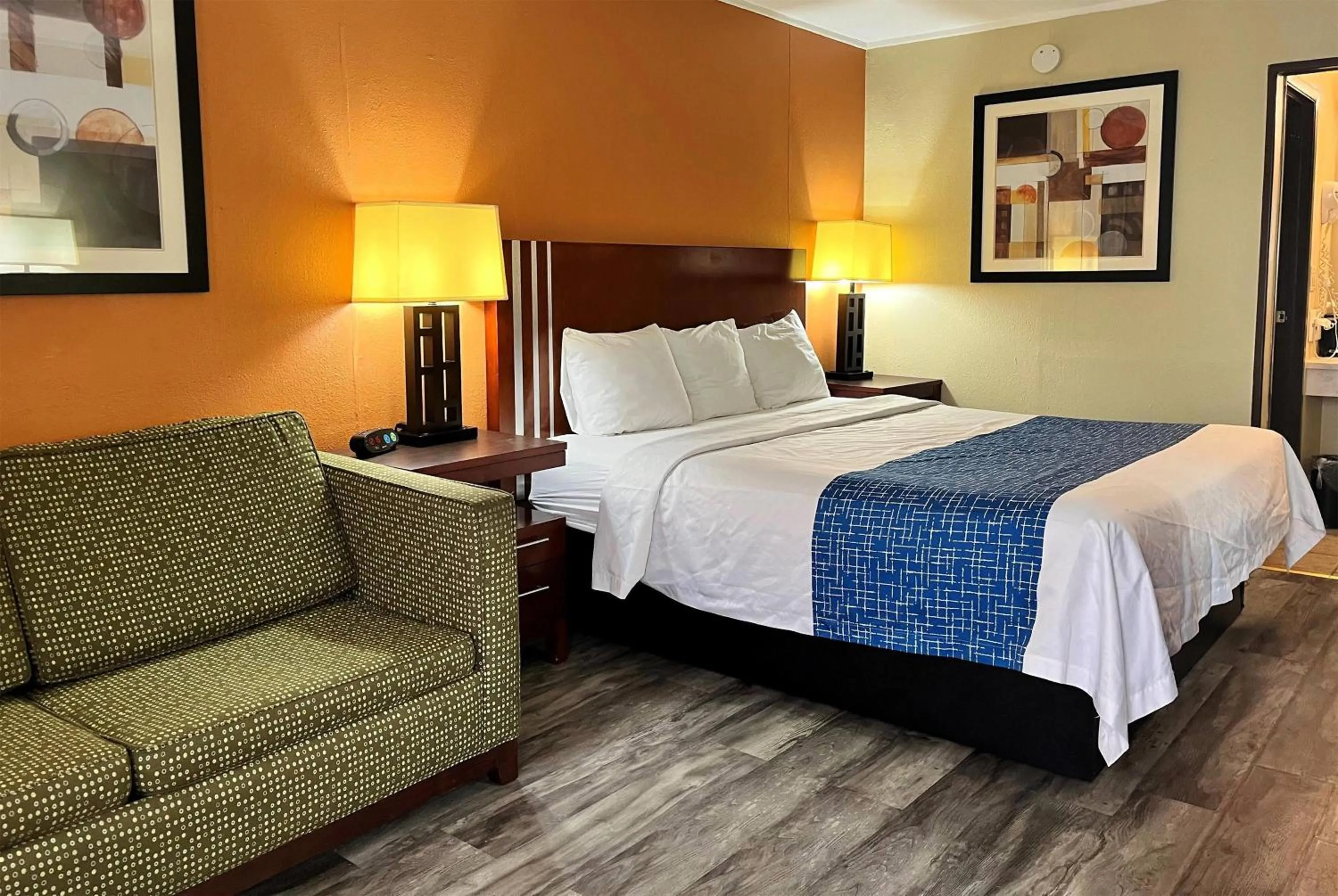 Photo of the whole room, Bed in Travelodge by Wyndham Seymour