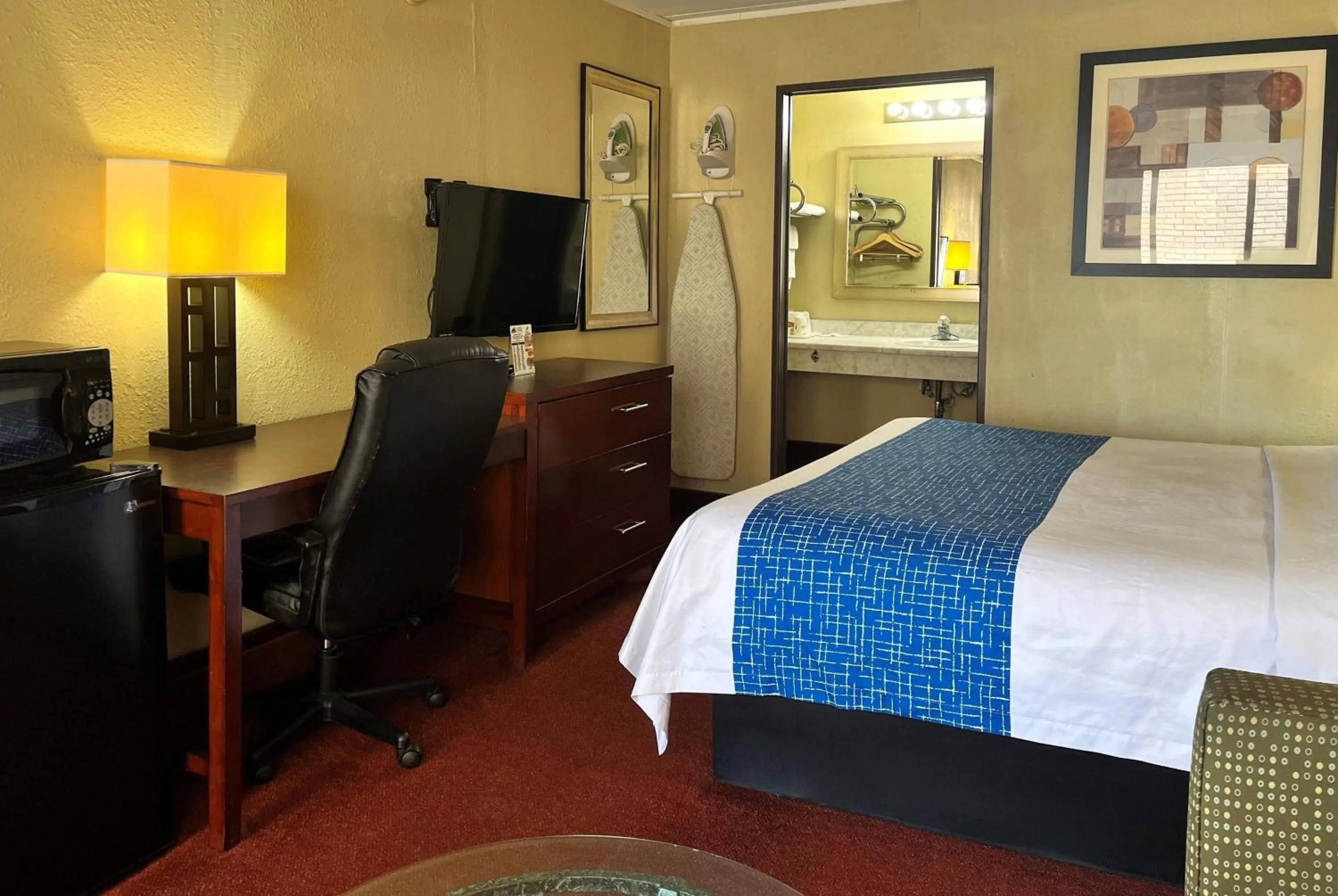 Photo of the whole room, Bed in Travelodge by Wyndham Seymour