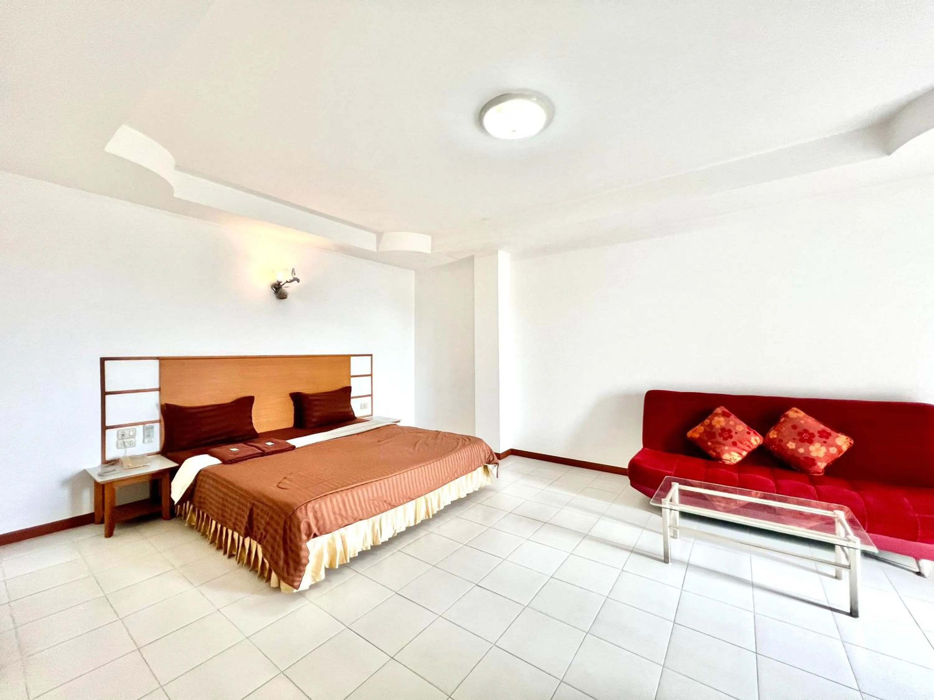 Photo of the whole room, Bed in BT Grand Condotel