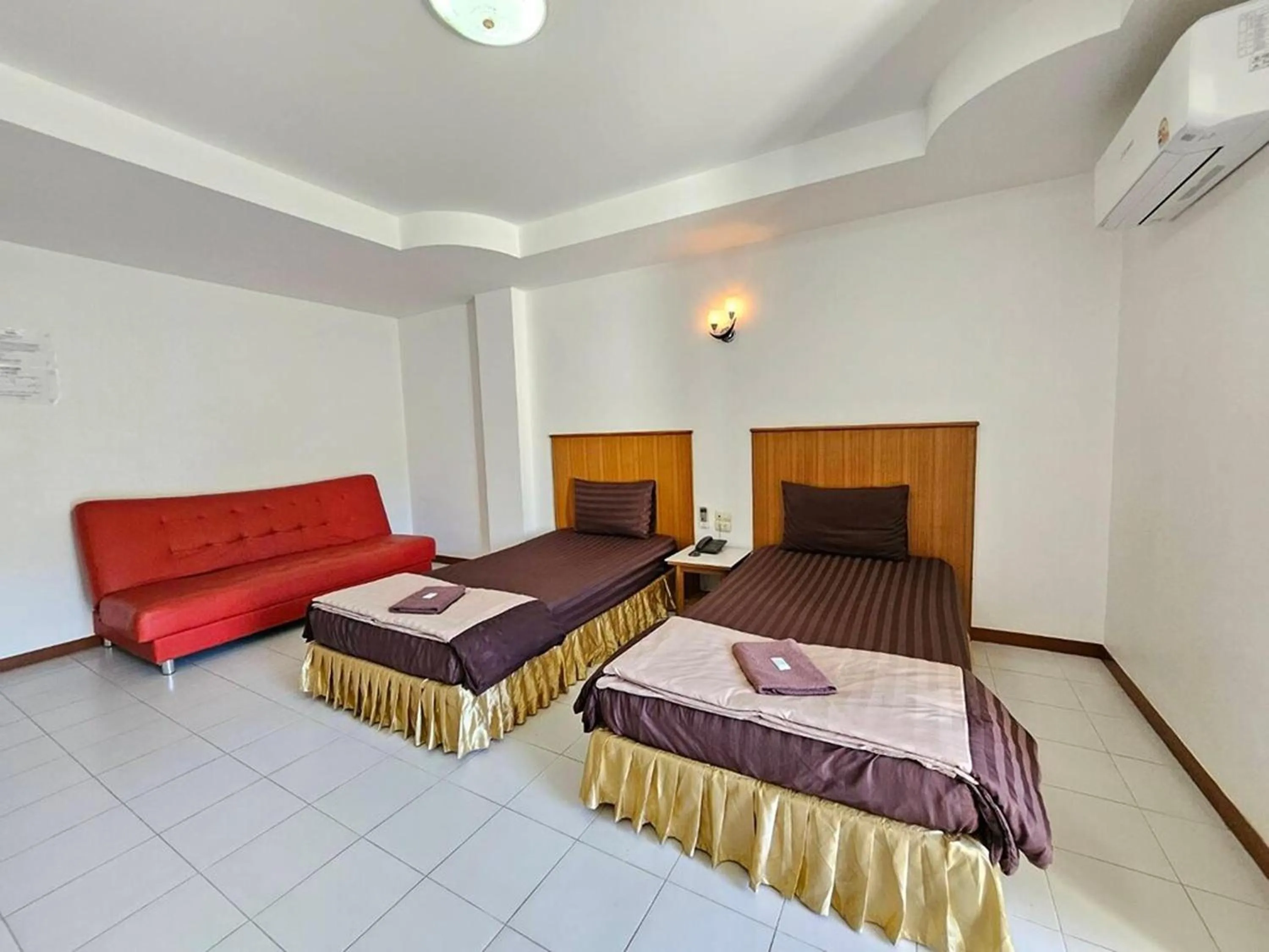 Photo of the whole room, Bed in BT Grand Condotel