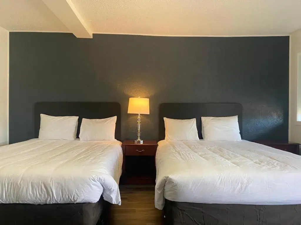 Deluxe Queen Room in Bavarian Inn Deluxe Queen Room in Bavarian Inn