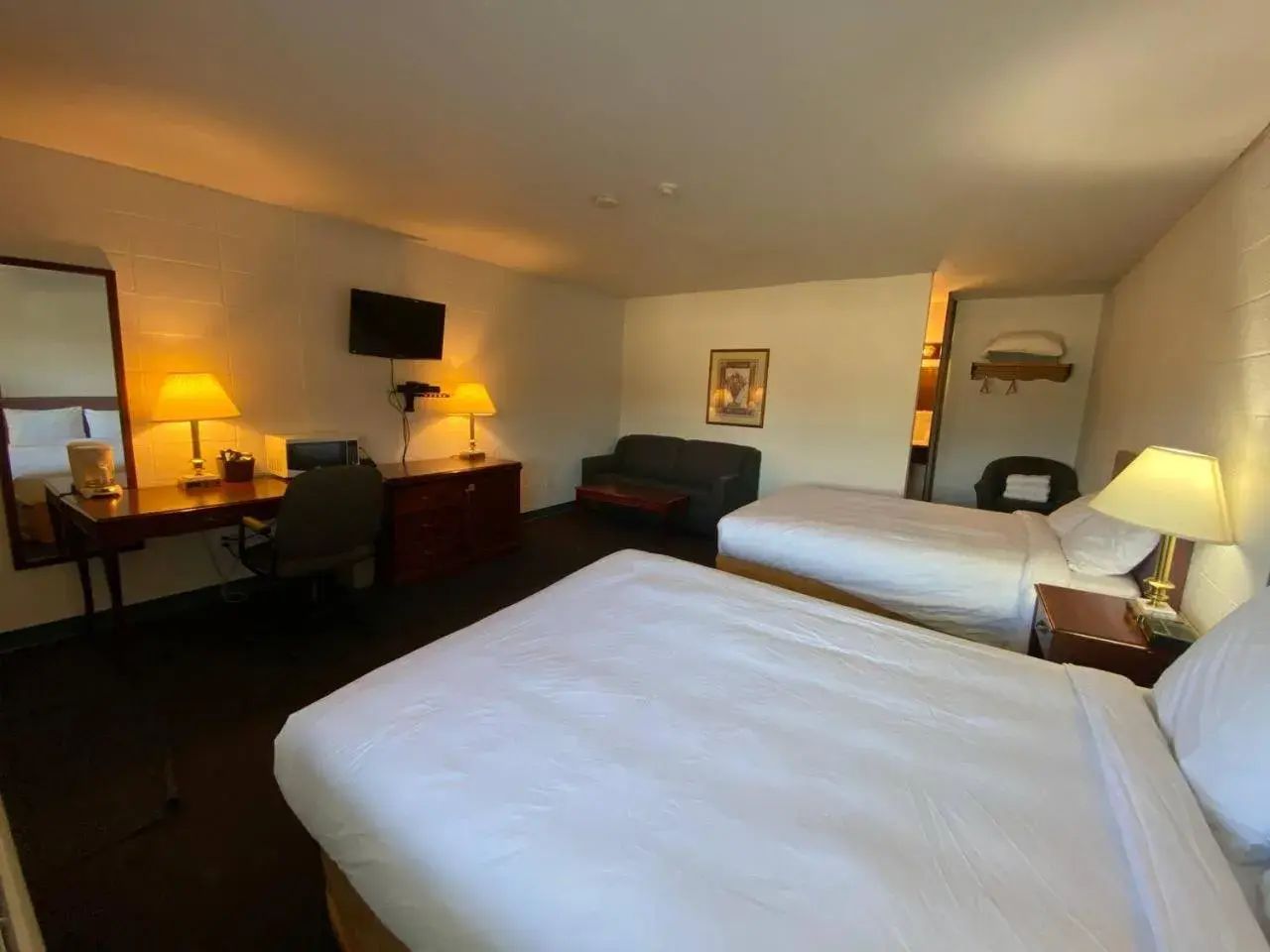 Deluxe Queen Room in Bavarian Inn Deluxe Queen Room in Bavarian Inn