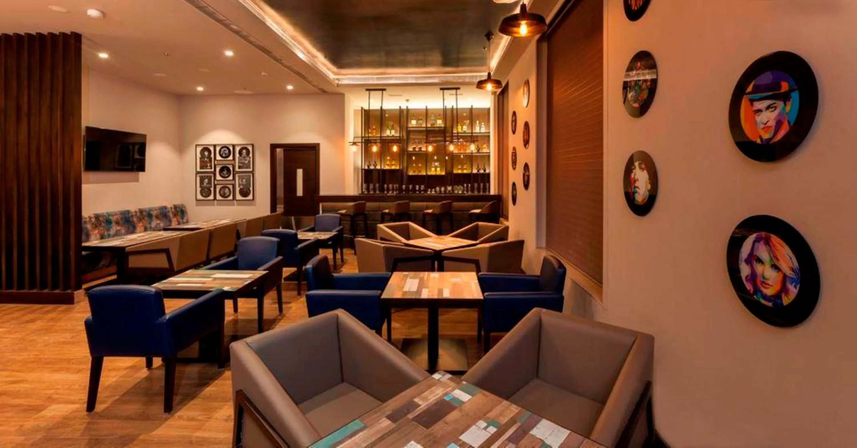 Lounge or bar in Lemon Tree Hotel Lucknow