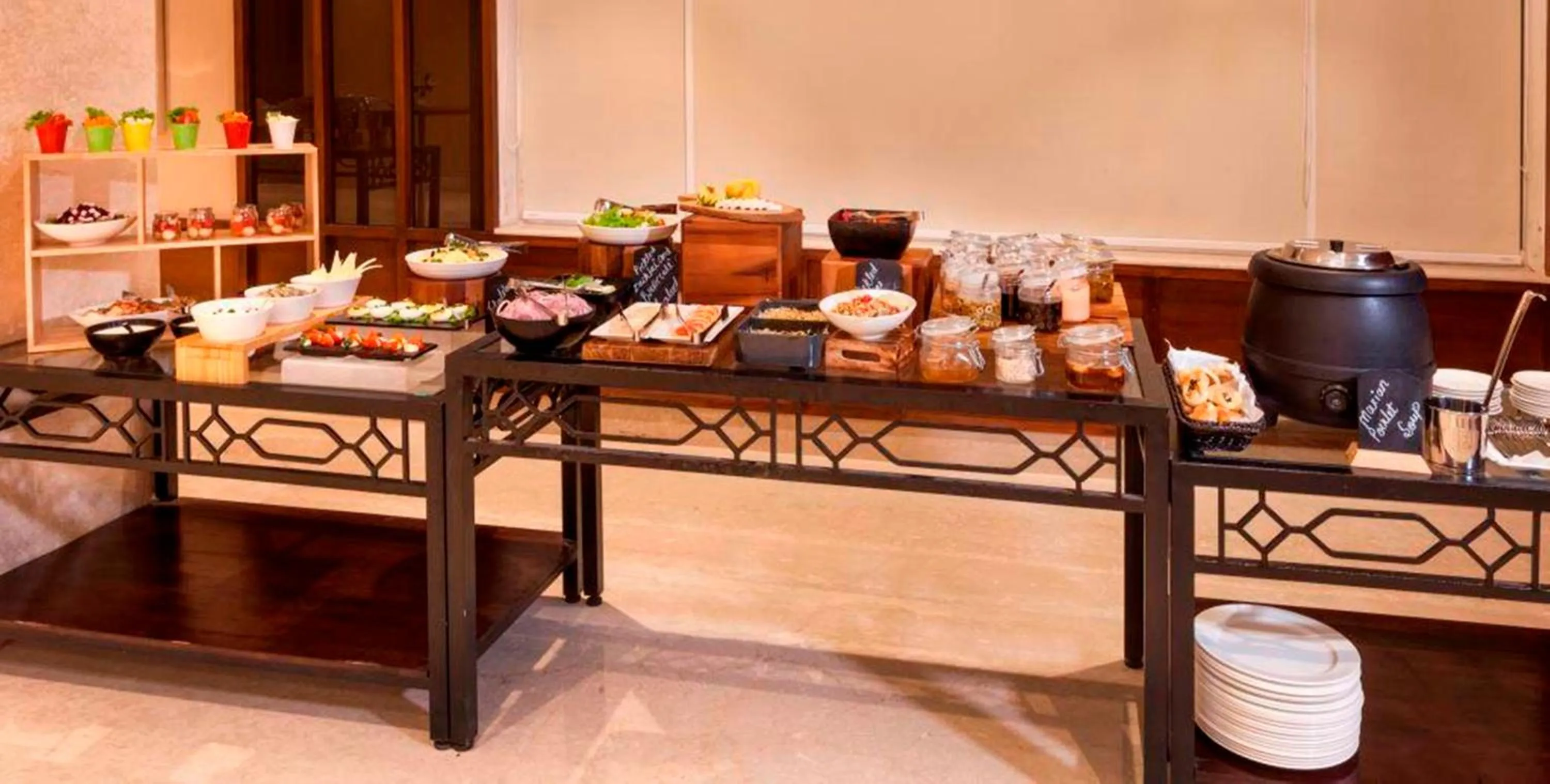 Restaurant/places to eat in Lemon Tree Hotel Lucknow