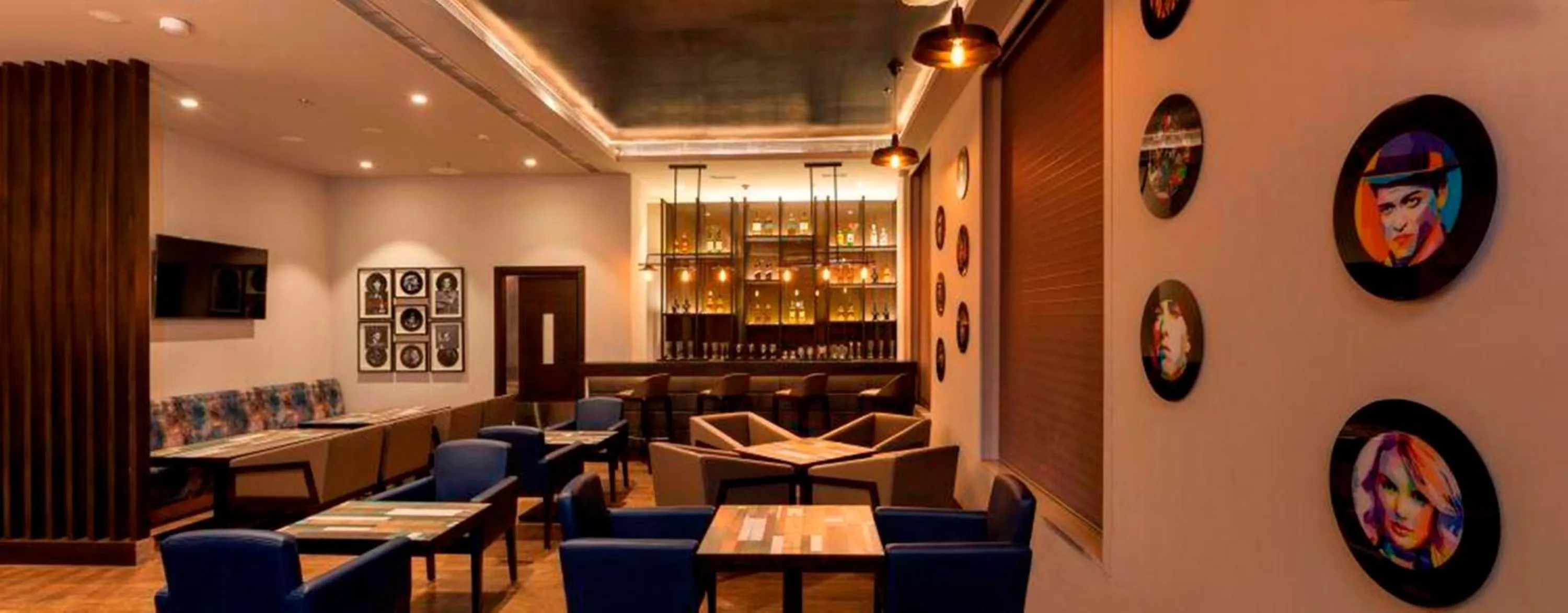 Lounge or bar in Lemon Tree Hotel Lucknow
