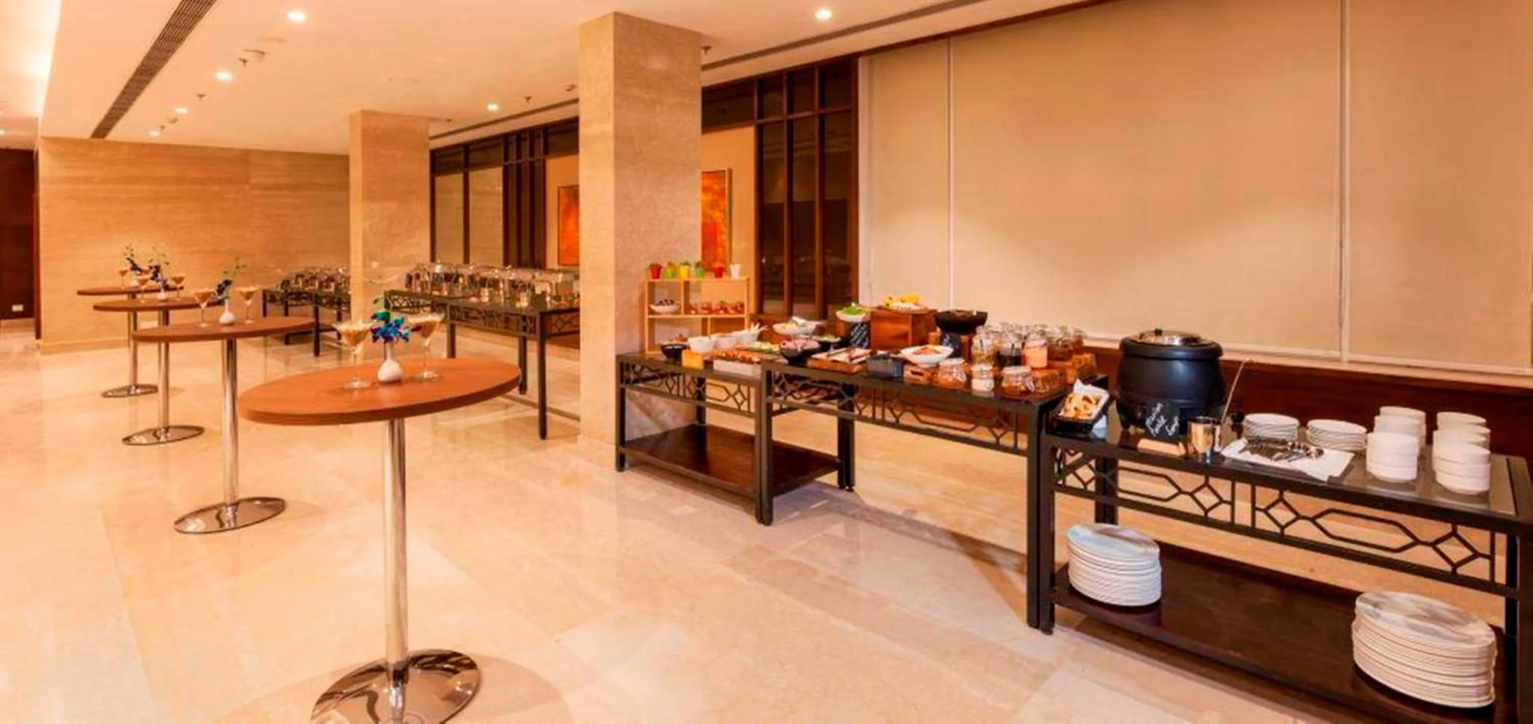 Restaurant/places to eat in Lemon Tree Hotel Lucknow